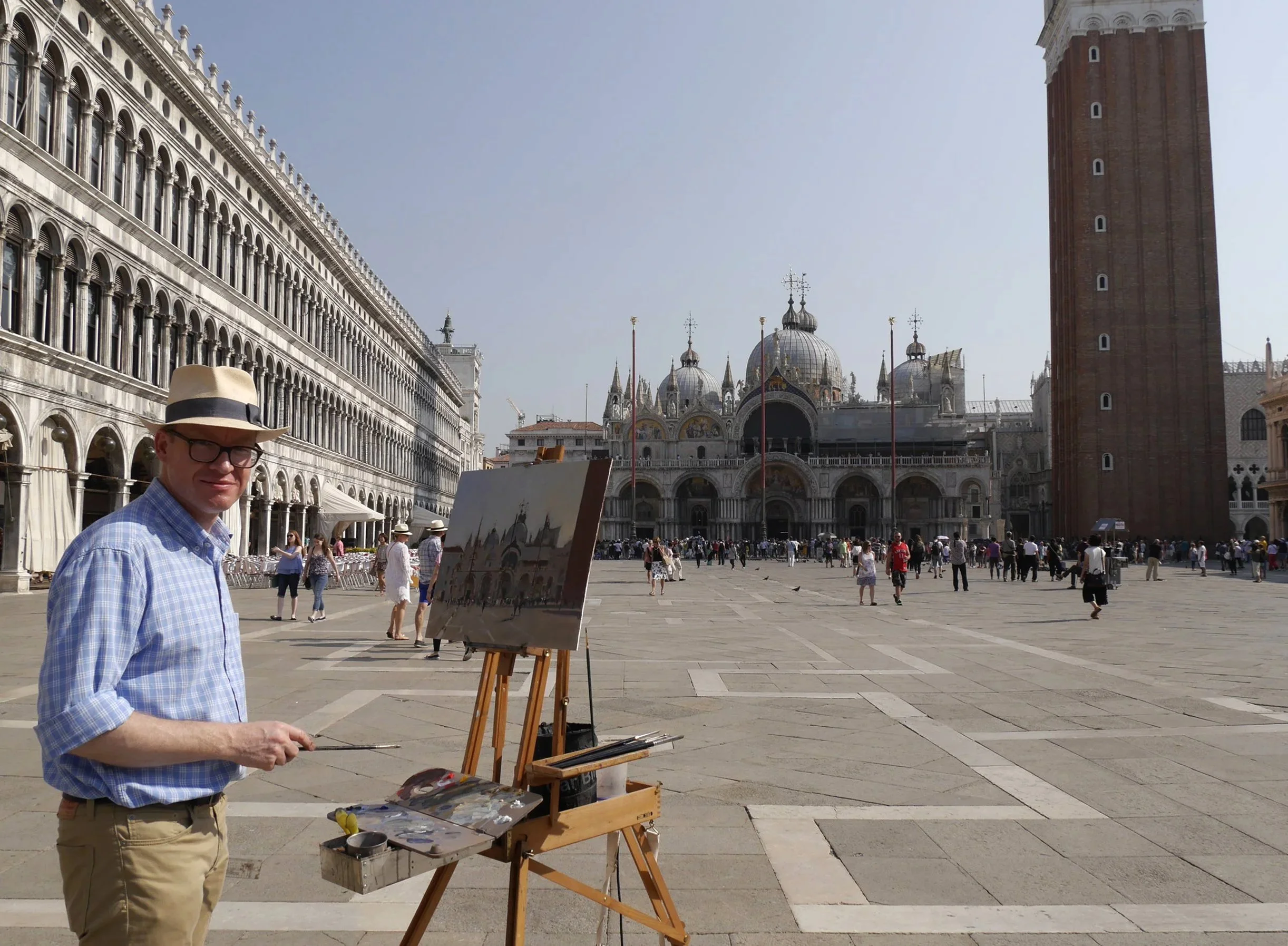 Ben-Mowll-with-easel-in-St-Marks-Square-Venice.jpg