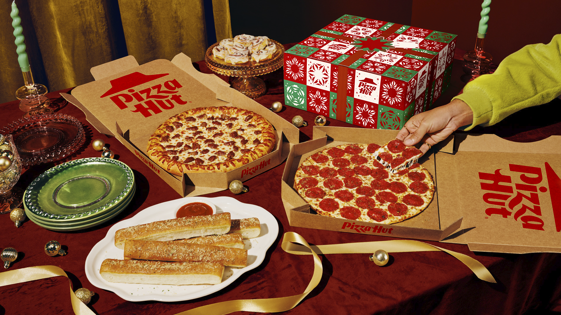 3344_hero_v3_1920x1080_Cinnabon_NewBox.png