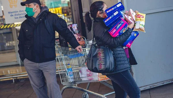 Ahorrar para la pensión con las compras: la idea de Briones y Evópoli