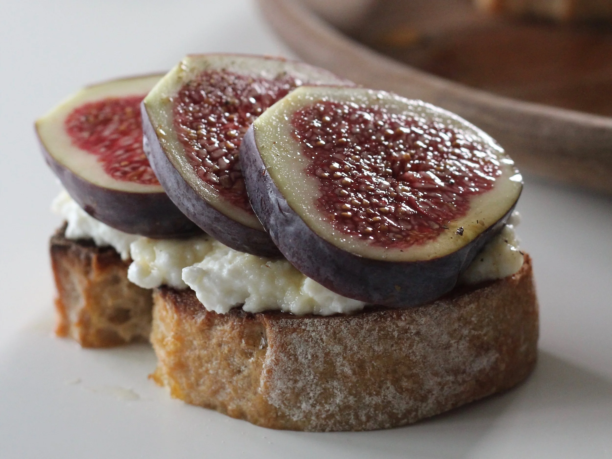 Bruschetta with fresh figs, ricotta and honey — Julia Eats Italy
