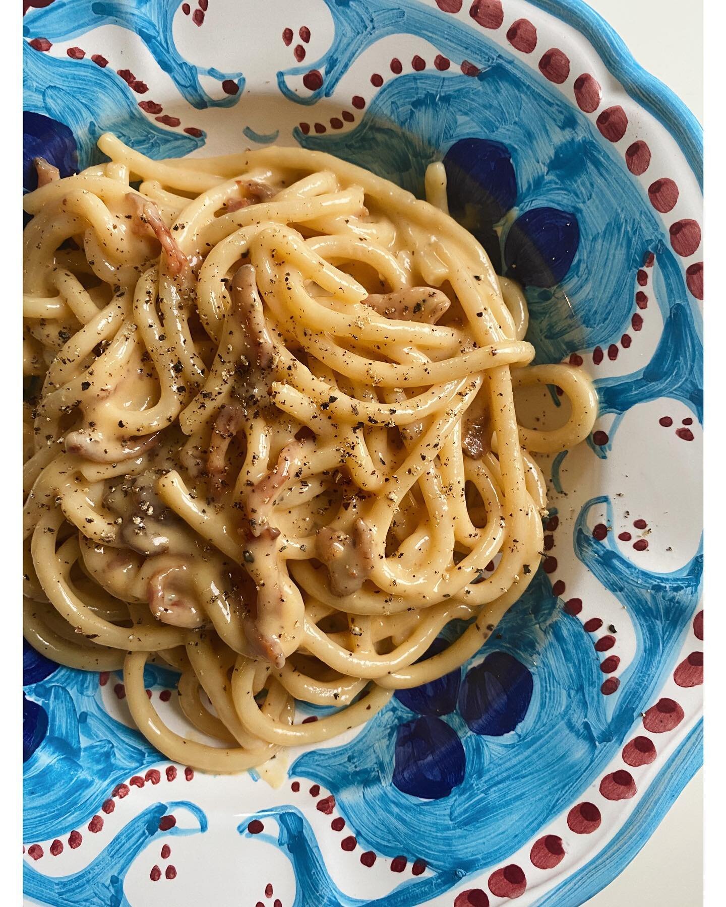 I have weeks where I eat a salad every day for lunch and I have weeks where I eat pasta every day for lunch. This week was a pasta week.
.
P.s. The recipe for this carbonara is on my blog (link in bio).
.
.
.
 #juliaeatsitaly #handmadepasta #pastalov