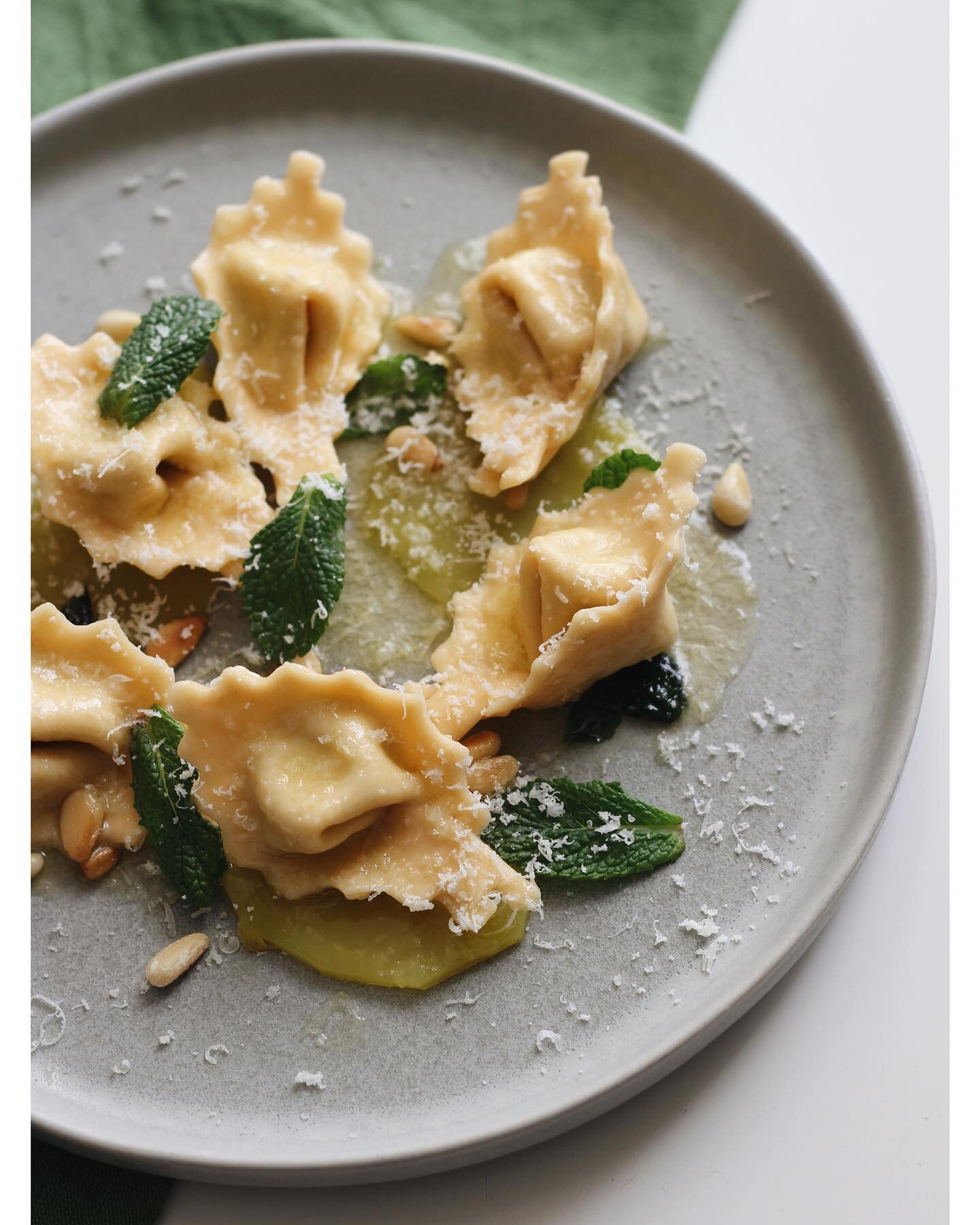 I served the cappellacci from my last post with much the same ingredients as the filling: golden beets, mint and pecorino. With the addition of toasted pine nuts and lots of butter 😋.
.
.
.
 #juliaeatsitaly #handmadepasta #pastalover #freshpasta #pa