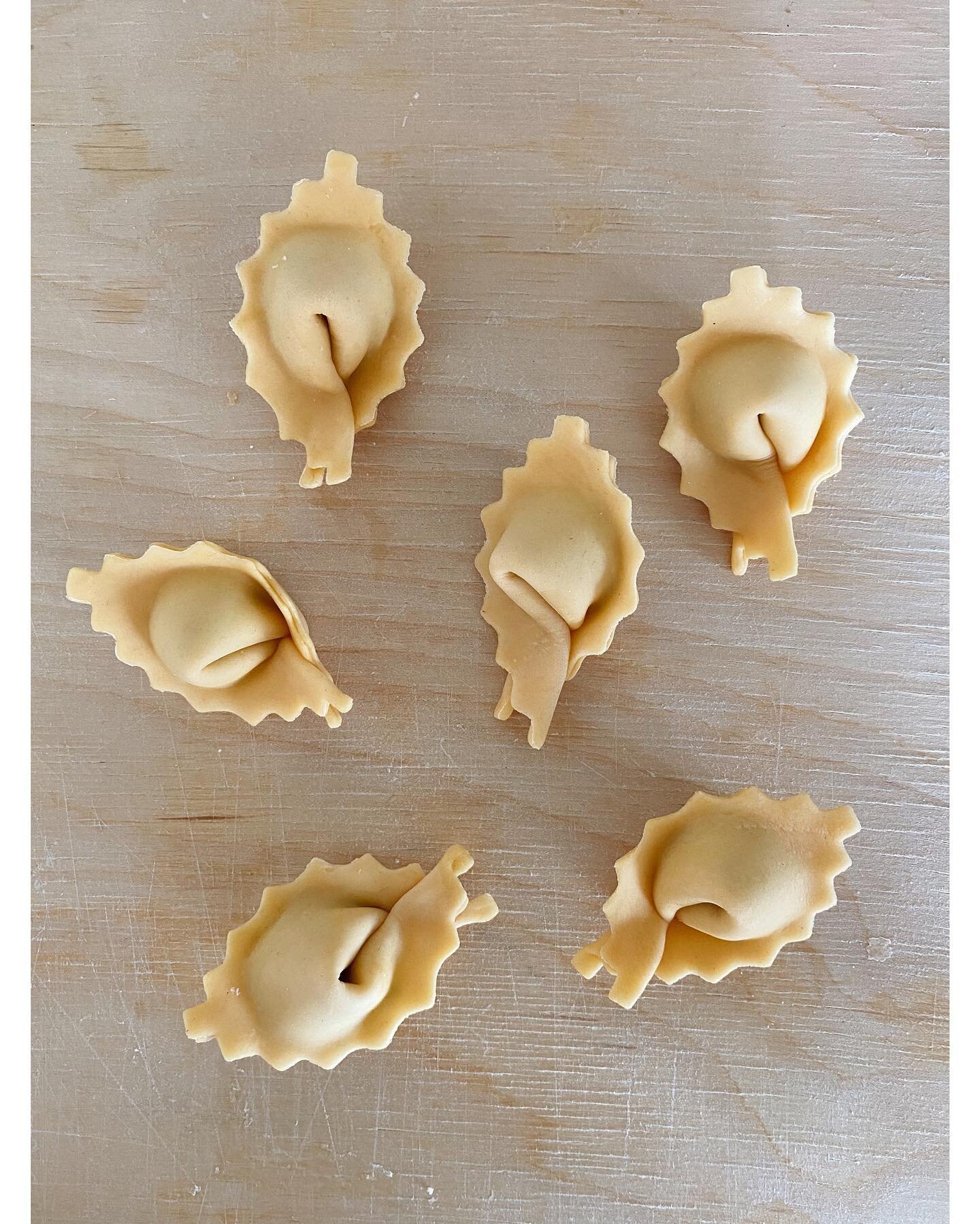 Cappellacci filled with golden beets, ricotta, mint and pecorino 🧀🌿✨
.
.
.
 #juliaeatsitaly #handmadepasta #pastalover #freshpasta #pastafresca #pastafattaincasa #homemadepasta #pastaia #cucinaitaliana #cucinare #italianfood #ciboitaliano #pasta #p