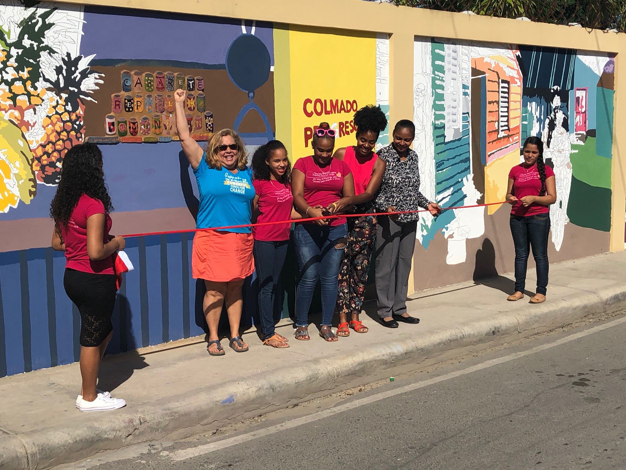 COMMUNITY ENGAGEMENT Getting involved in the community is a key pillar in our education model. The girls not only have the opportunities to contribute to creating clean and beautiful spaces, but they also serve as shining examples in their community as stewards of their environment. From community clean ups to mural paintings and volunteering in local schools, each Mariposa girl will participate in 15-20 hours of community engagement per year.