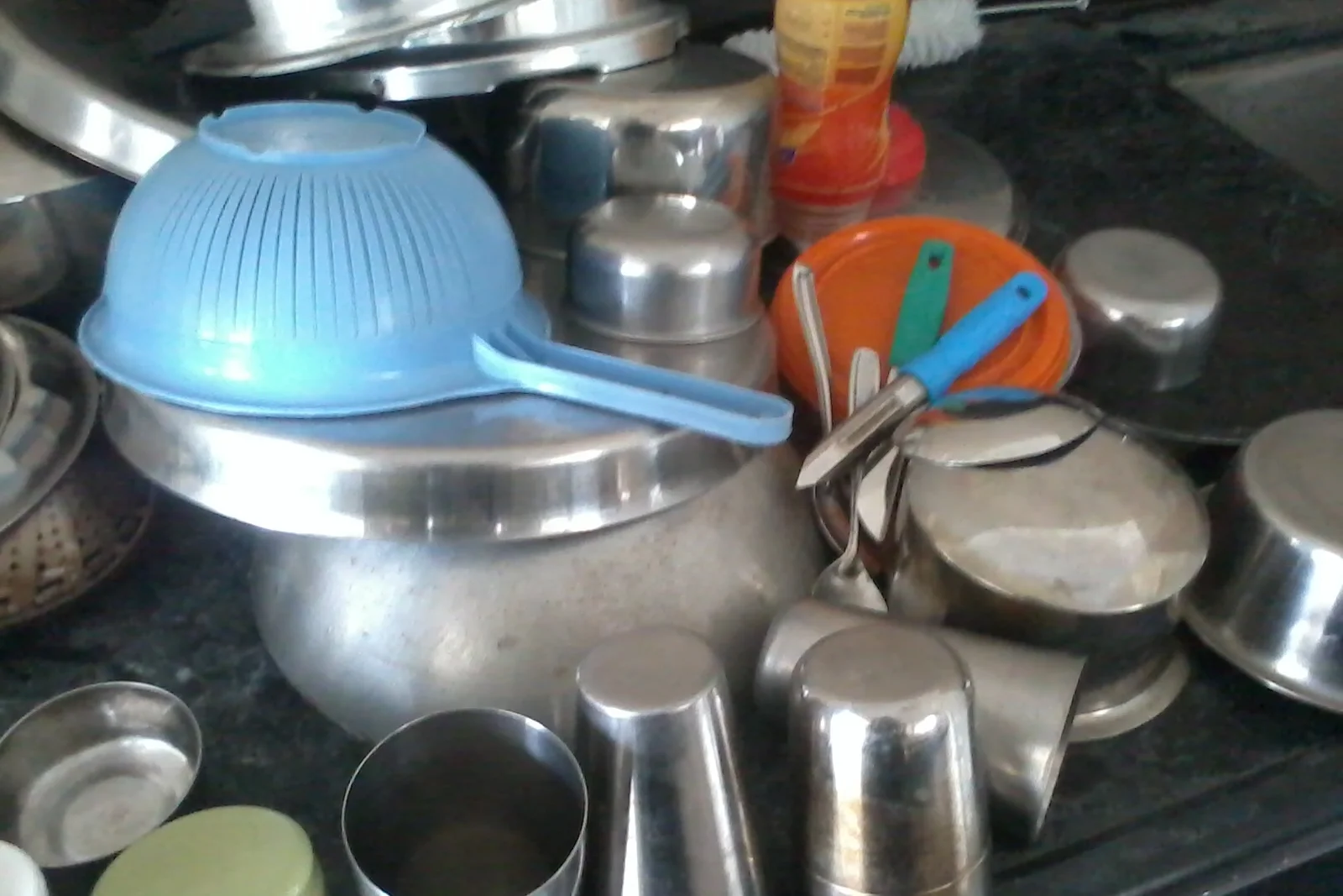 CHAOTIC : Utensils kept on the platform