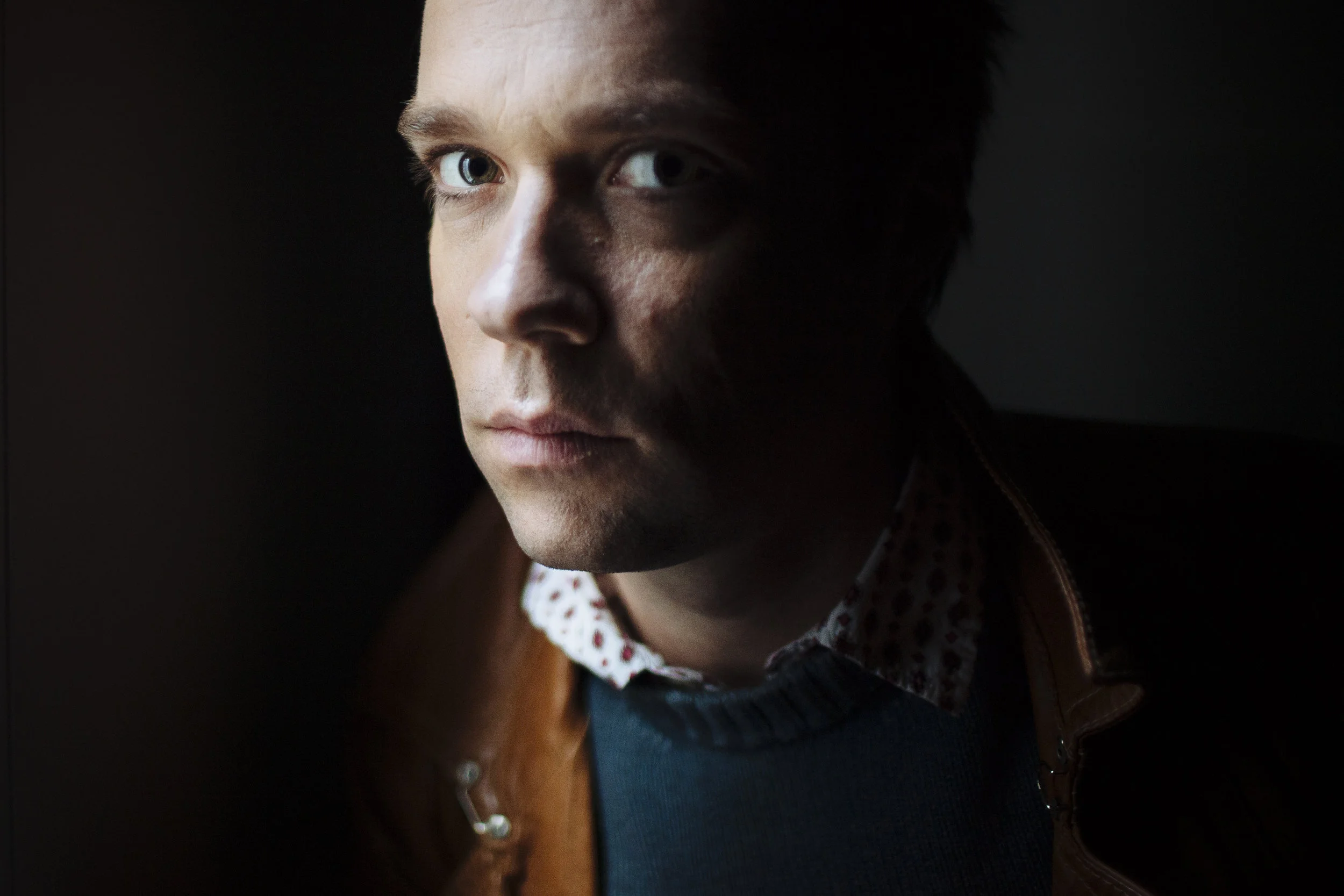 Singer Rufus Wainwright poses for a portrait at Sadler's Wells Theatre, in central London, Wednesday, April 14, 2010. (AP Photo/David Azia)