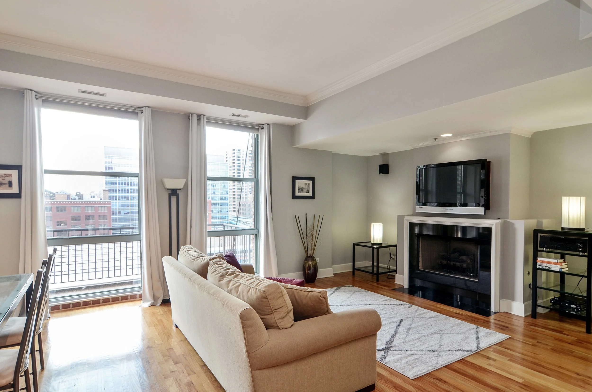 03_165NorthCanal_862_1_LivingRoom_HiRes.jpg