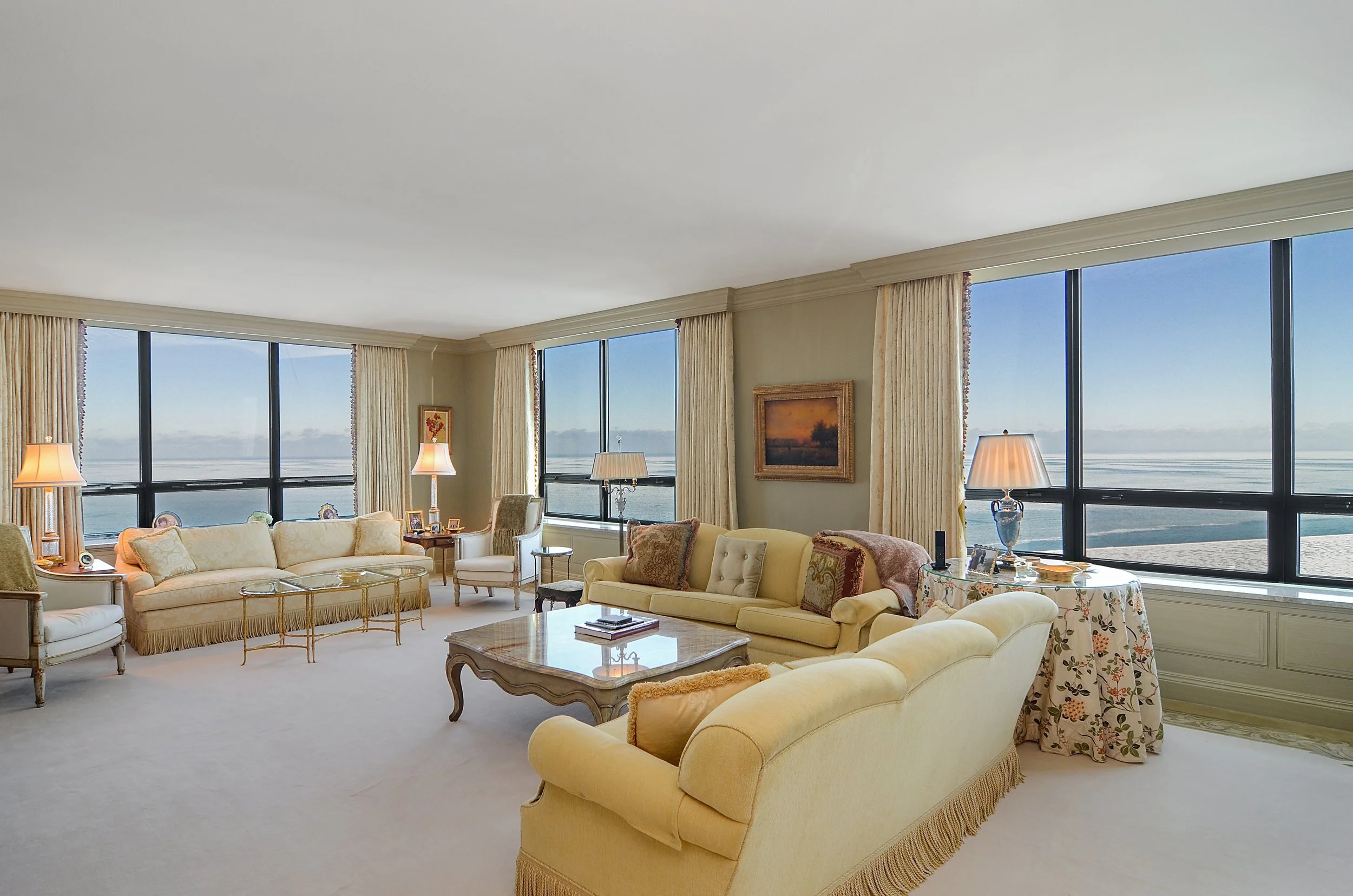 04_180EPearsonSt_Unit5204_165_LivingRoom_HiRes.jpg