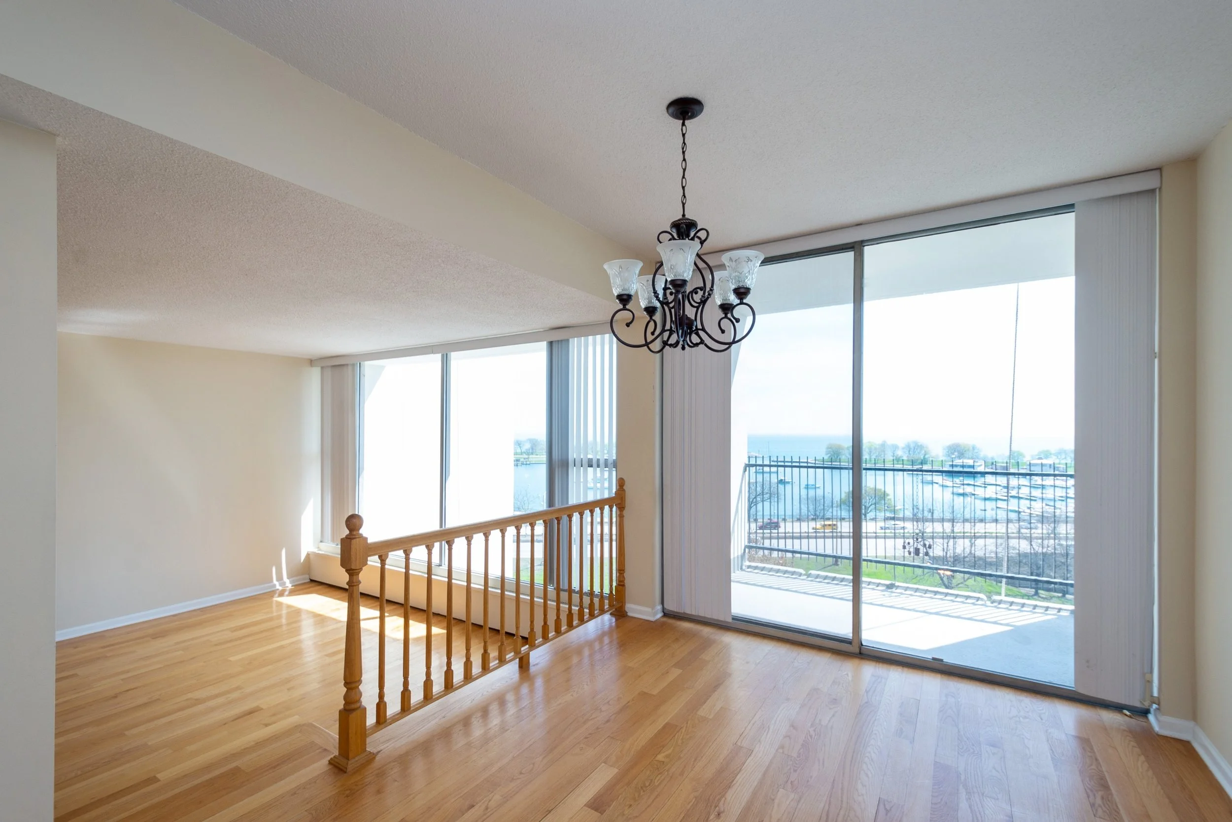 05_3200NLakeshore_Unit805_2_DiningRoom_HiRes.jpg