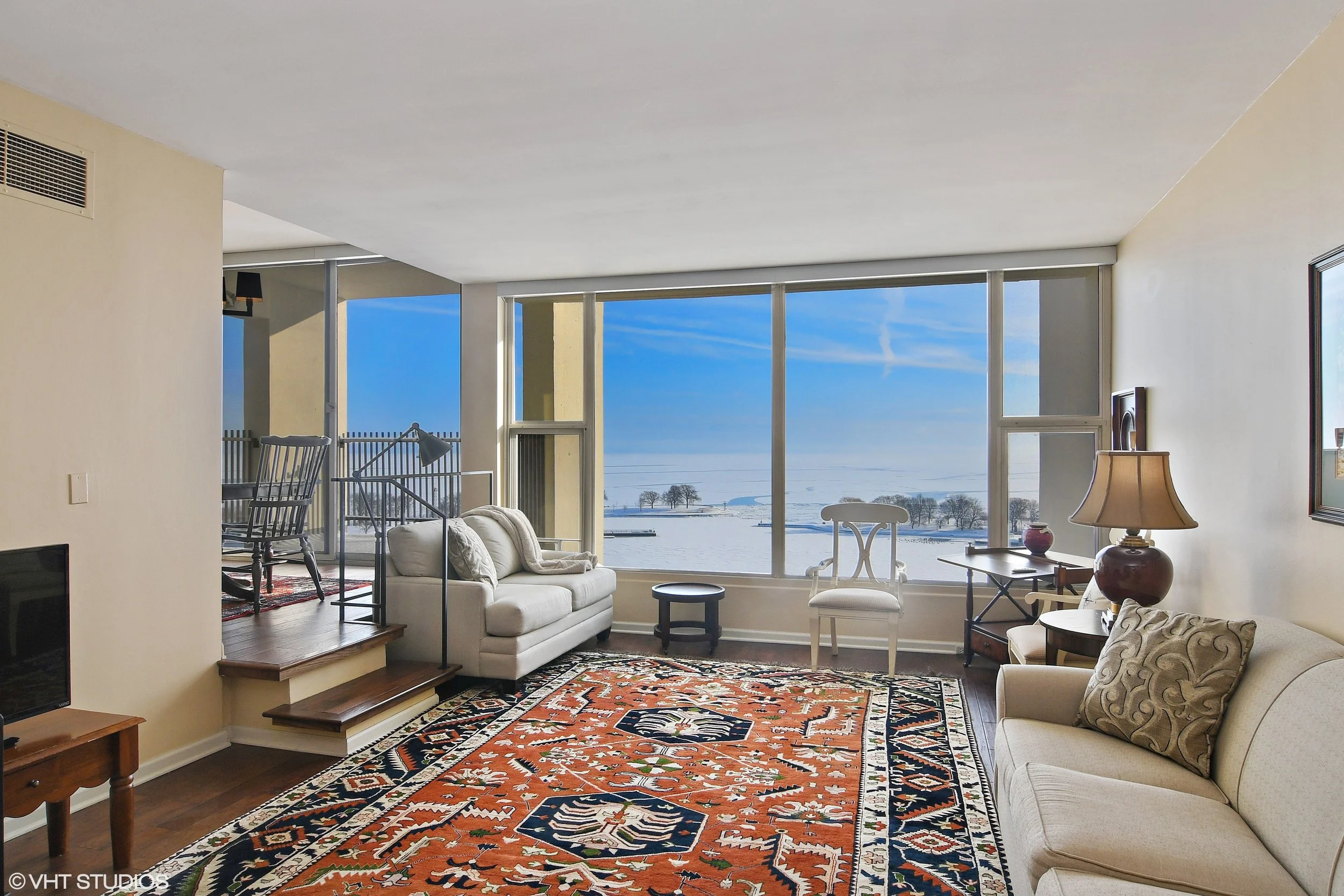 02_3200NLakeShore_1511_1_LivingRoom_HiRes.jpg