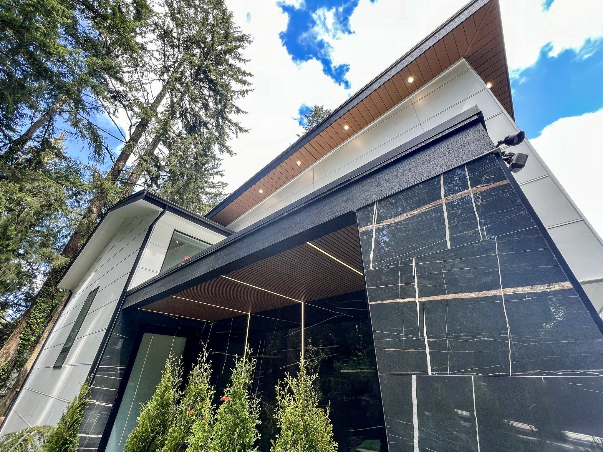 Check out this stunning home design featuring Sylvanix Soar Signature cladding in the eye-catching Tiger Eye and the sleek Harvest Brown from the Designer Collection as a soffit! A perfect blend of bold and beautiful!

#SylvanixSpaces ##SylvanixSpace