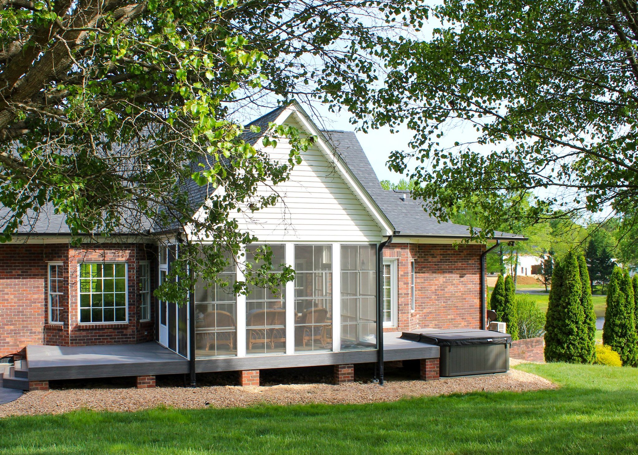 A backyard deck perfect for entertainment ✨🎉 Customize your space with Sylvanix composite decking! 

Choose from our variety of decking lines to find the right fit for your next project!
👉 sylvanix.com 

Product Details: Elite Collection in Lake Gr