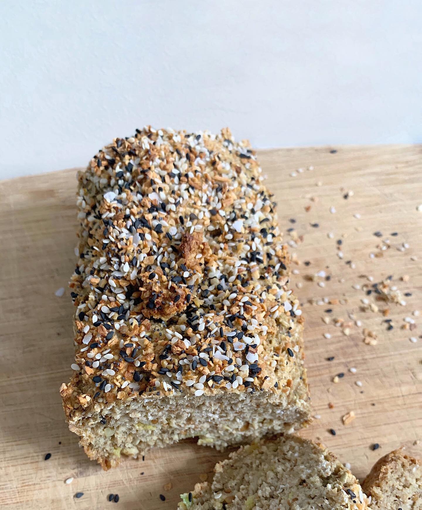 Ok you&rsquo;re going to want to save this one, this bread is a vibe

Everything Bagel Loaf
What you need:
- 3 cups of @only.oats
- 1/4 cup of ground @organictraditions flax seeds
- 2 psyllium husk eggs (made with @purelenatural )
- 1 cup coconut mil