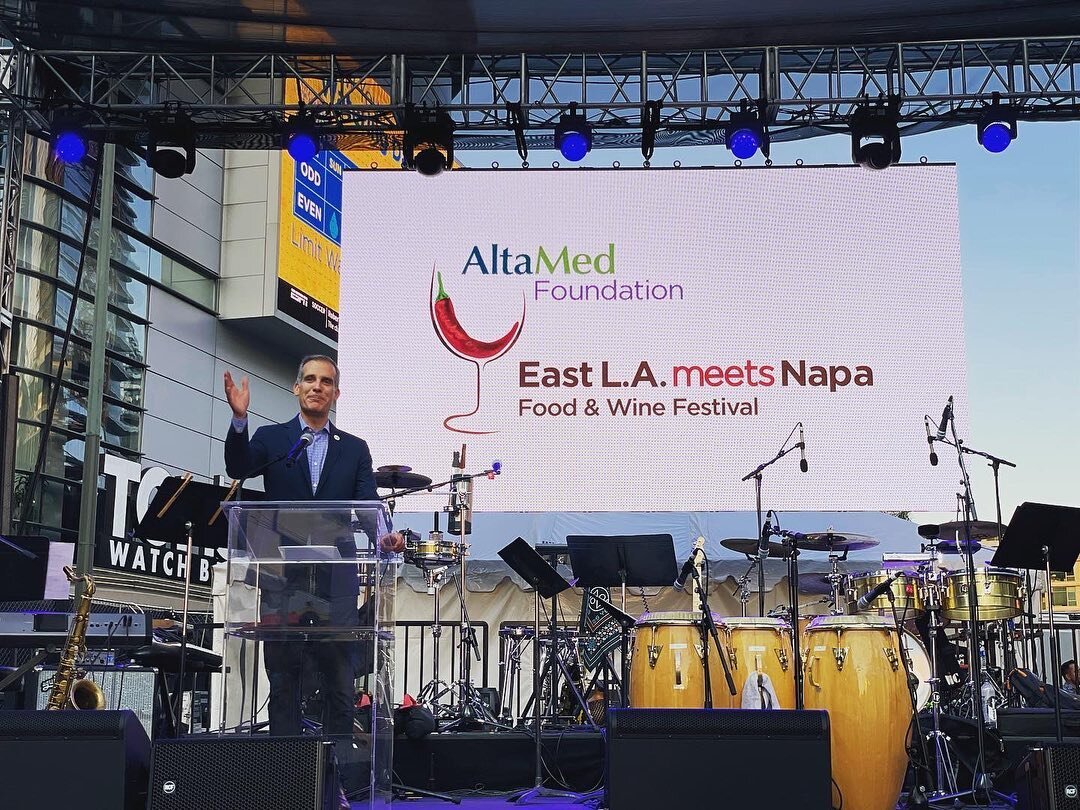 #eastlameetsnapa 🍷🍱 Such a cool event to set up. We had the honor of listening to the Mayor of LA speak @ericgarcetti. And a big shout out to @altamedfoundation

#thenamelessproductions #eventproduction #losangeles #wine #eventplanning #winetasting
