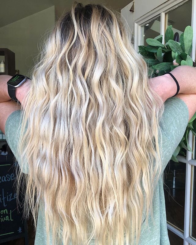 Do I even need a caption?? ⁣
⁣
OBSESSED with this bright bright perfect blonde.⁣