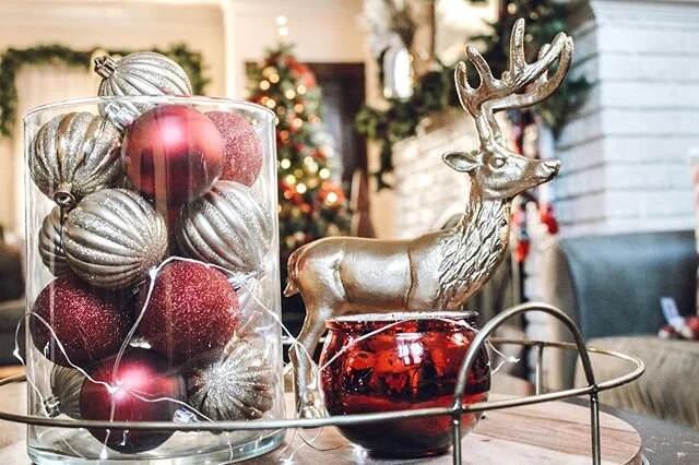 Gimmie all of the red green and gold things. 🤗
✨✨✨
Can&rsquo;t believe we&rsquo;re just days away until Christmas! It&rsquo;s going to be almost 60 degrees this weekend and the chances of a white Christmas are looking less and less likely. It&rsquo;