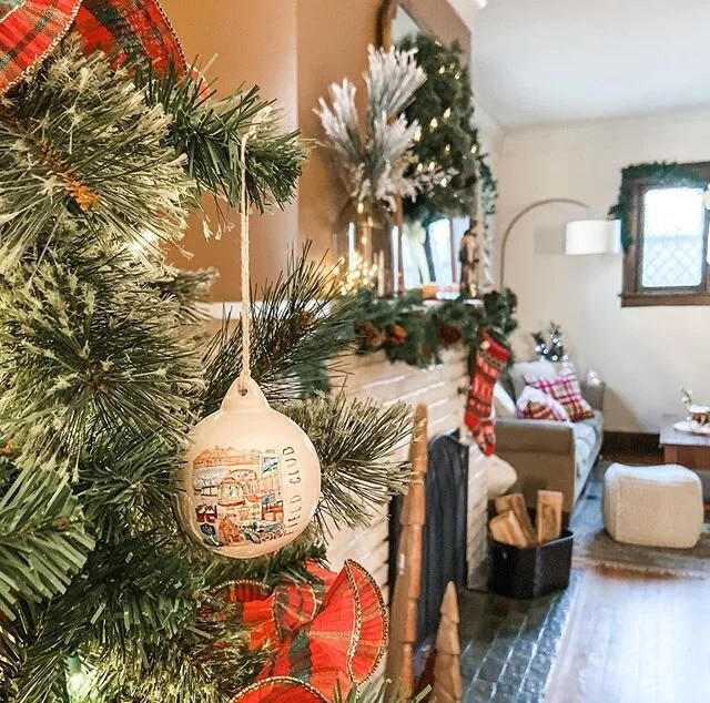 Shopping is done, decorations are done, and just a little over a week left to enjoy the magic of the season! Trying not to count down too much and just soak in the beautiful snow falling and the soft glow of the tree.
🎄🎄🎄 Picked up this beautiful 