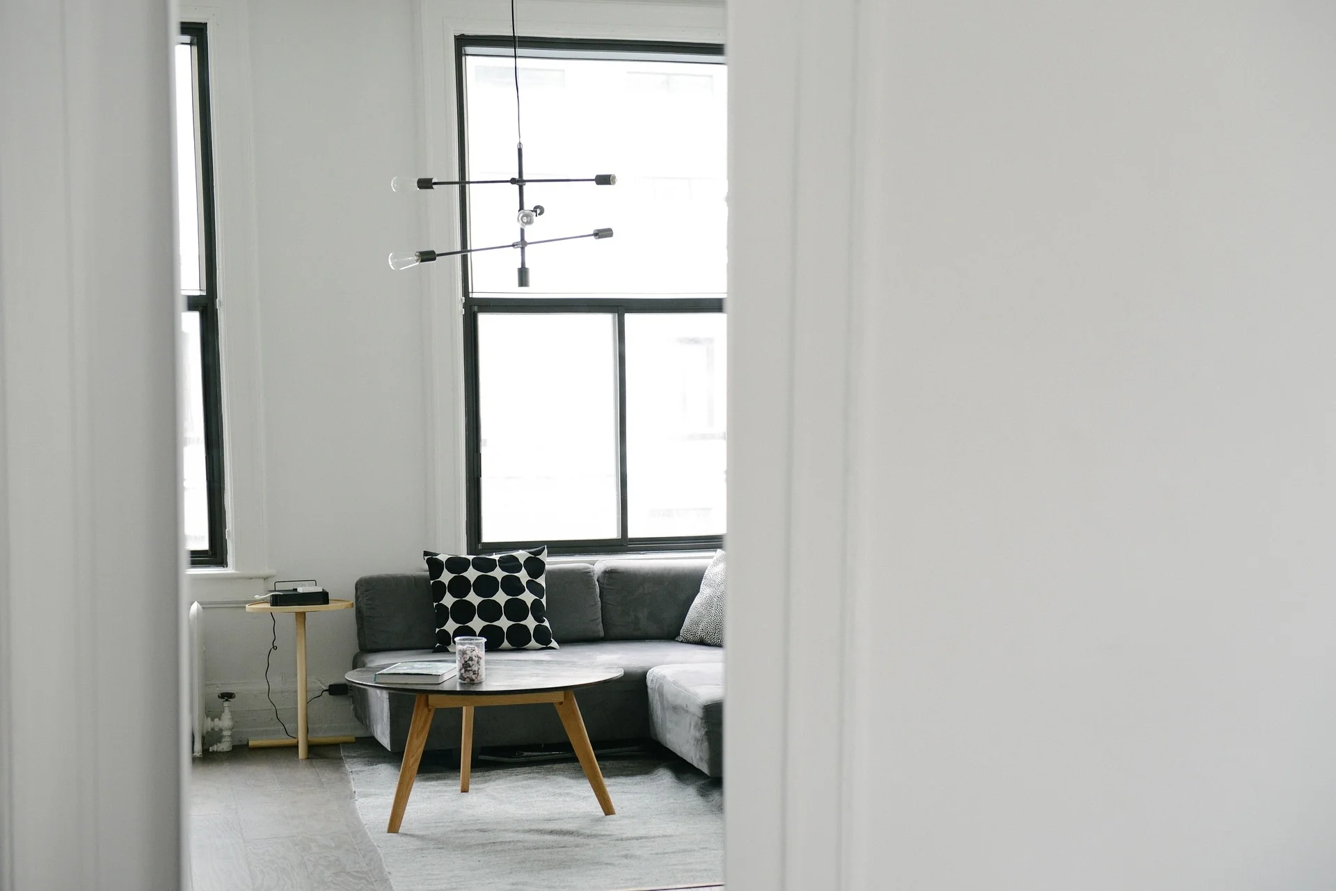 https://pixabay.com/photos/doorway-entrance-living-room-room-690338/