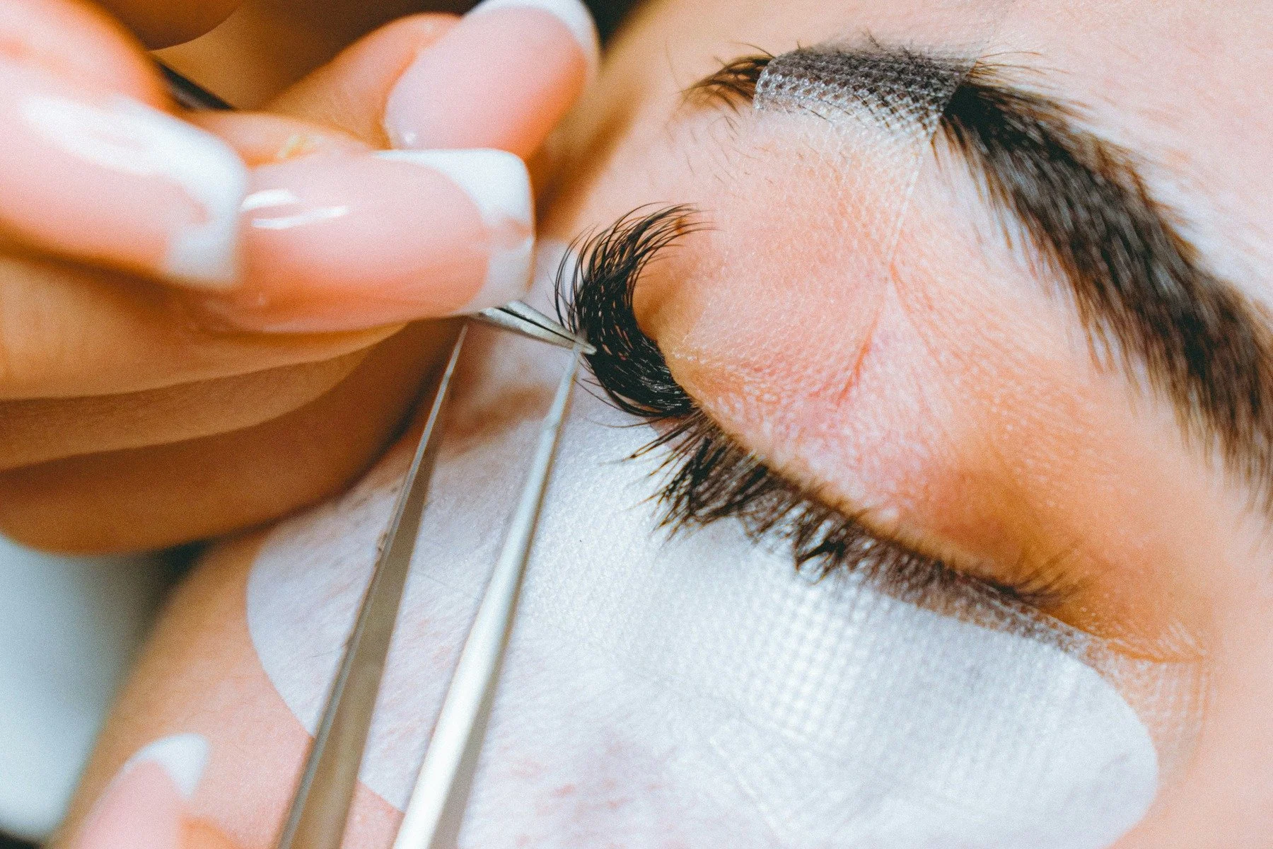9 Worst Mistakes You Must Avoid With Your Lash Extensions