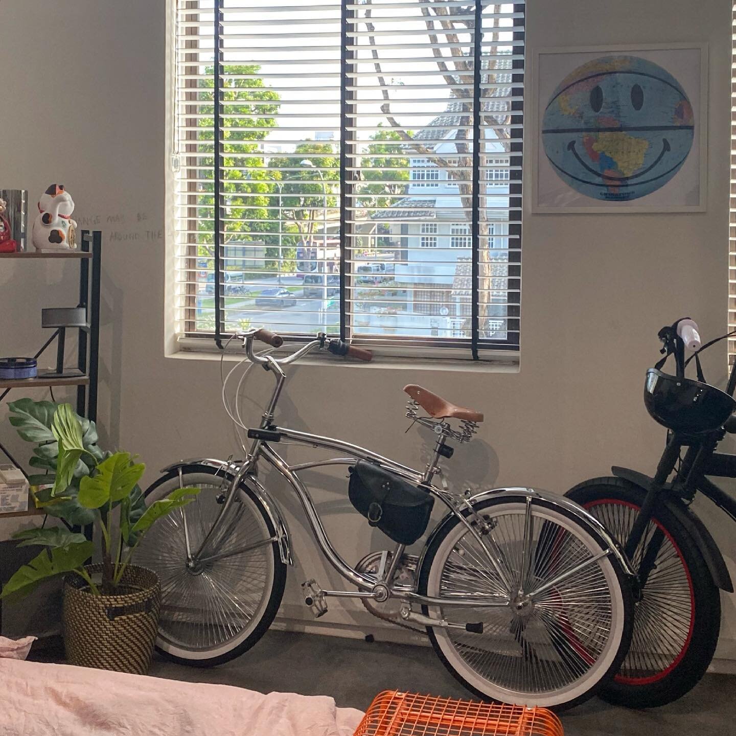 24&rdquo; classic beach cruiser 
Chrome spokes white walled rims
Used twice $600
Does not come with the bag.
Self collect

Looking to purchase a foldie.