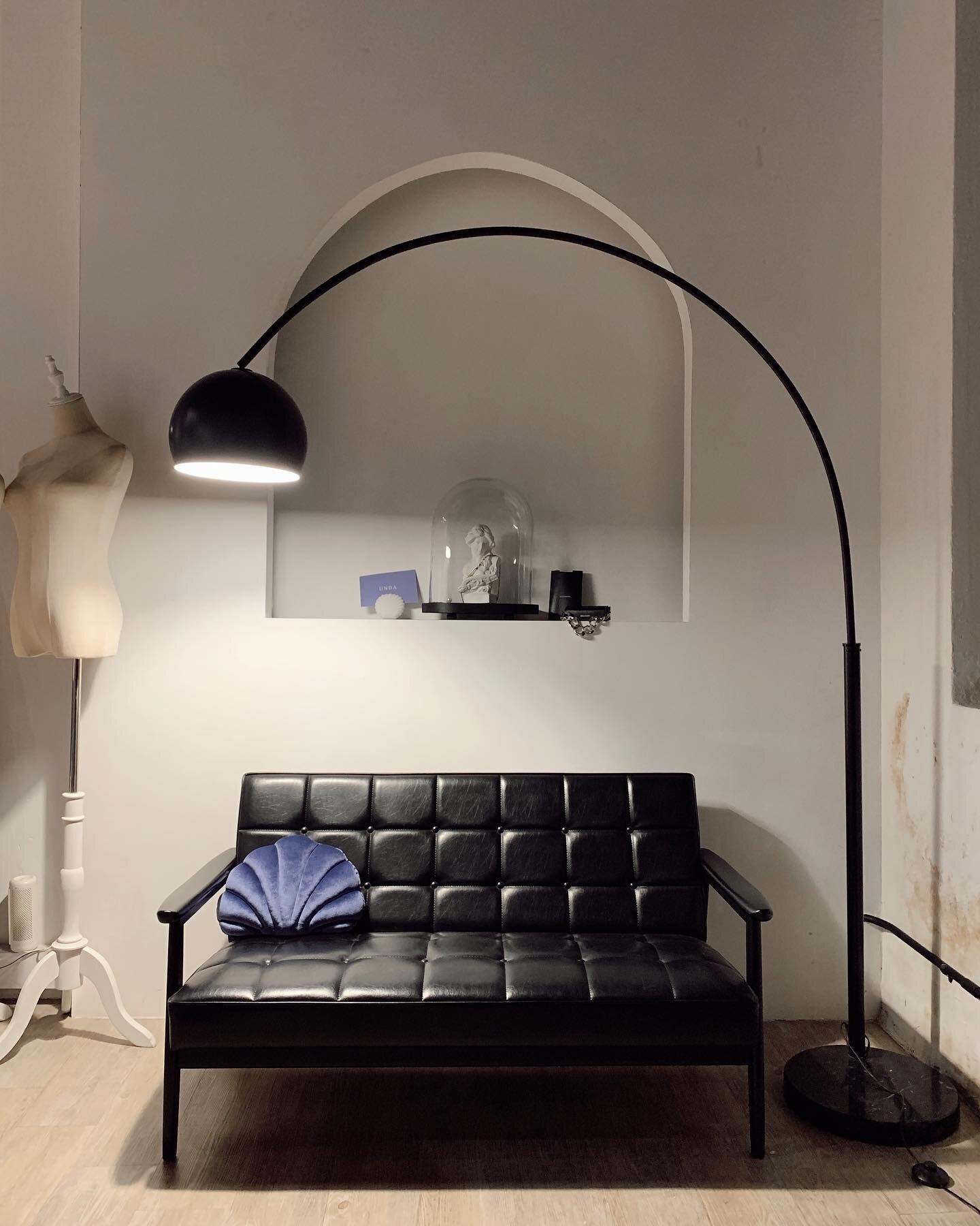 Castlery marble floor lamp, $110. Self collection. (SOLD)

Retail price: $169
Hardly used, switched on less than 10 times. For this post, I switched on 4 more times.

Switch on and off to set warm or cool lighting.