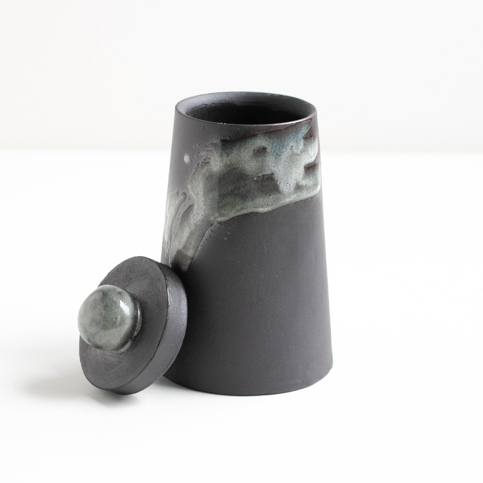 lidded vessel bobble lid down sq 144.jpg