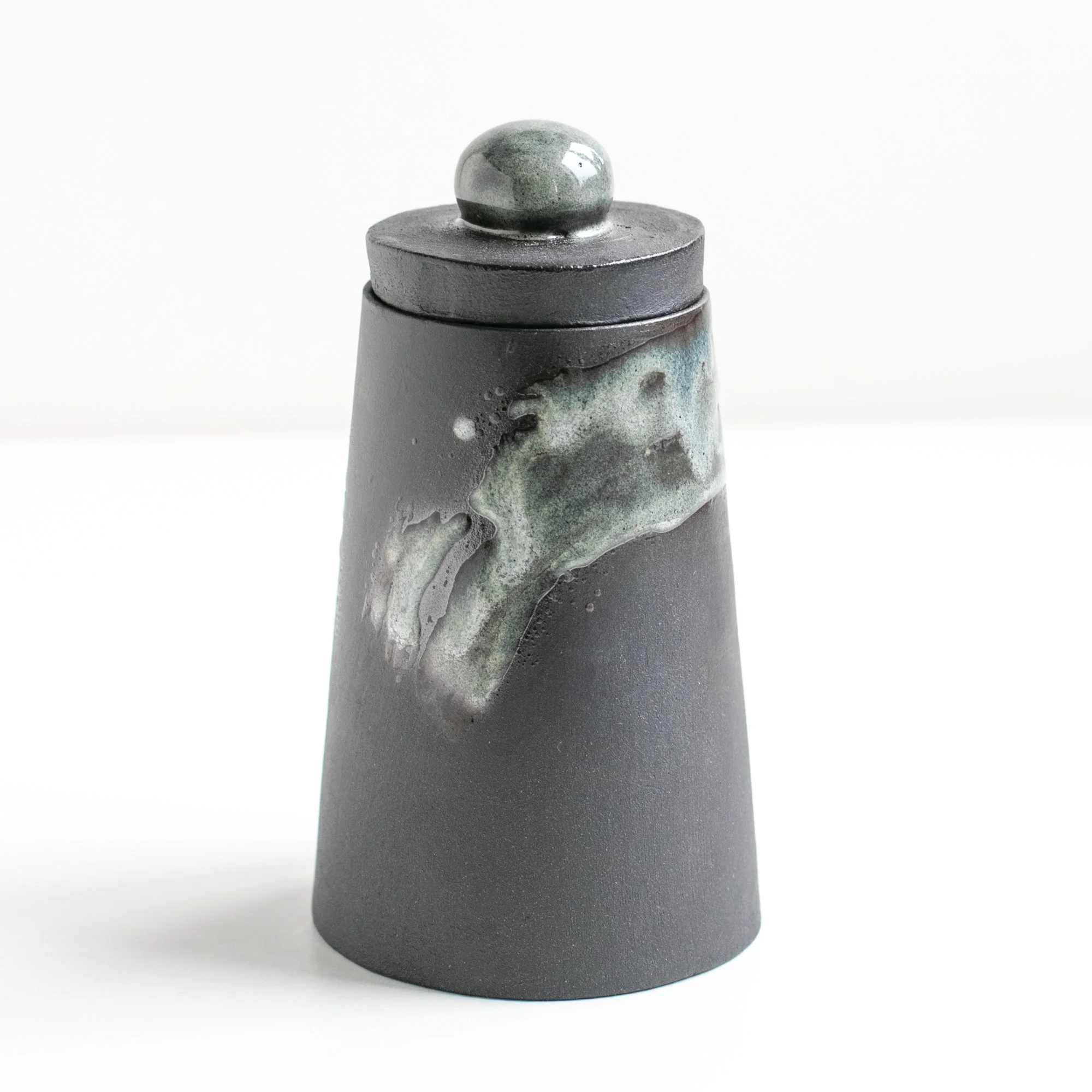 lidded vessel bobble lsq 144.jpg