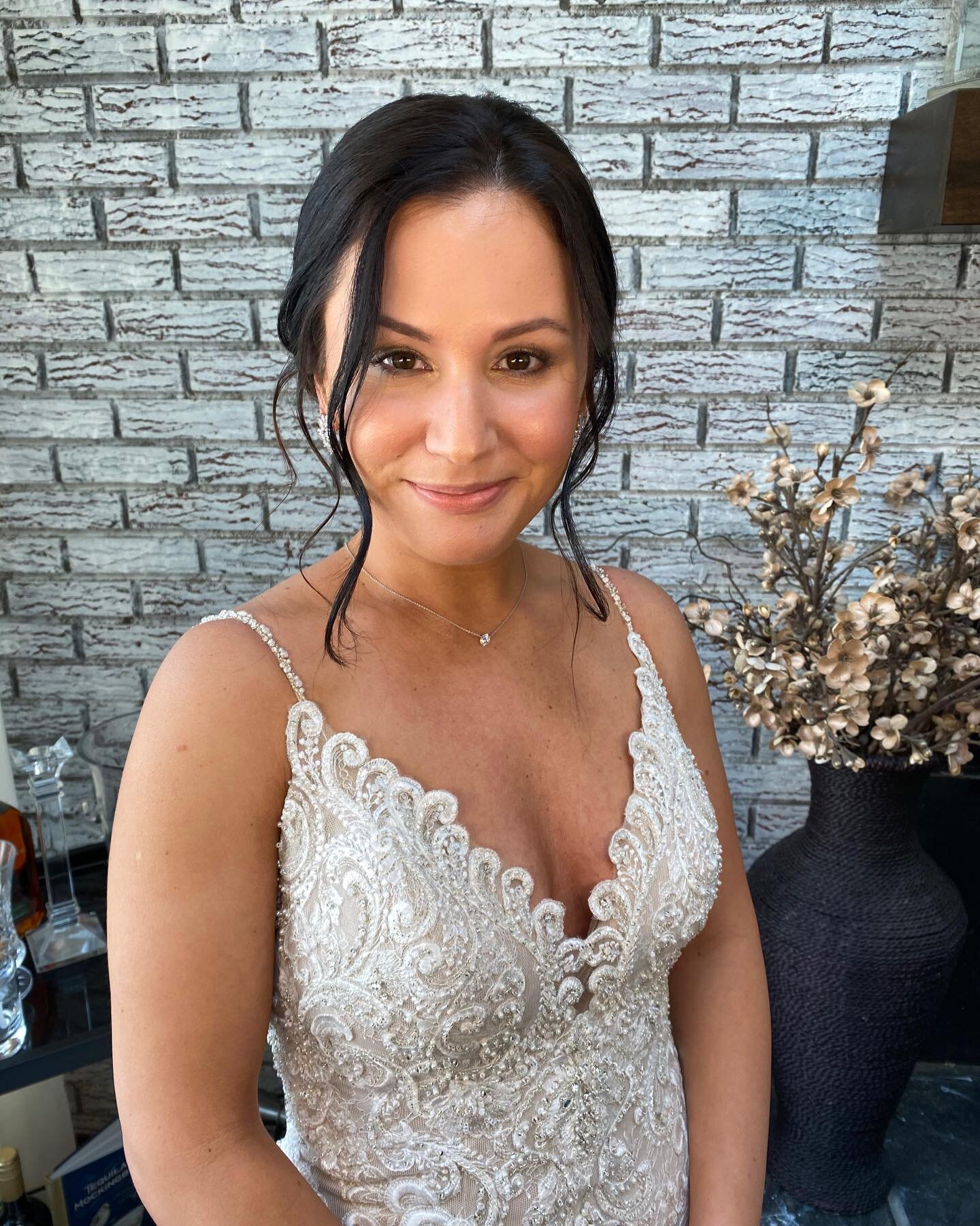 &ldquo;A Sunday well spent brings a week of content.&rdquo; 🤍✨

Looking back on this beautiful #bridallook with @genna.makeupbridal
.
.

#beautifulbride  #longislandwedding #timeless #montaukmanorwedding #bridesmaids #hairpiece  #montaukmanor  #roma