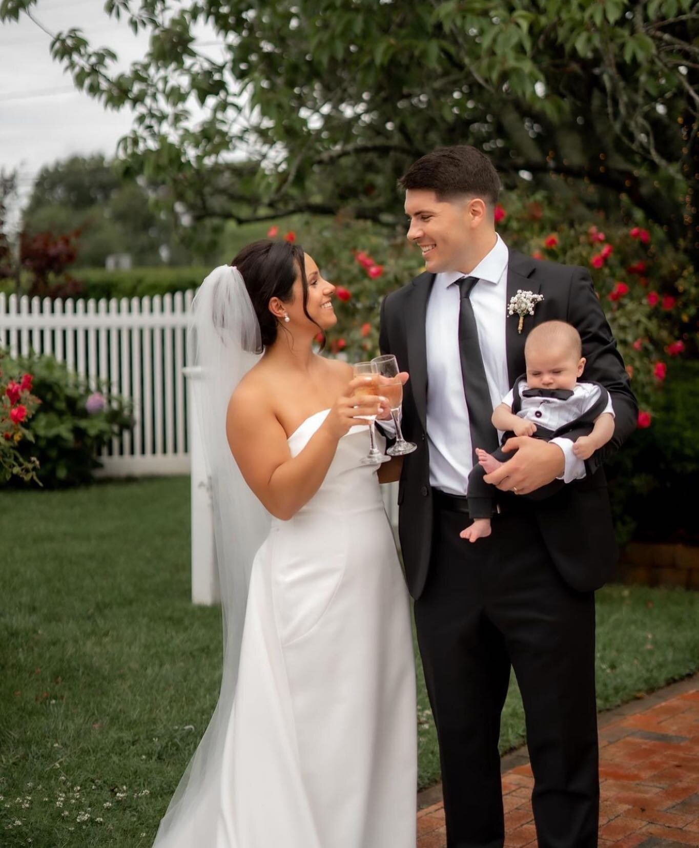 Family 🫶🏻

Hair + Makeup: @sincerelysomethingborrowed 
Venue: @snapperinn 
Photographer: @nydiarose 

Sincerely Something Borrowed | Hamptons 🤍

Offers on-site hair and makeup services for weddings, corporate + commercial work, editorial, + events