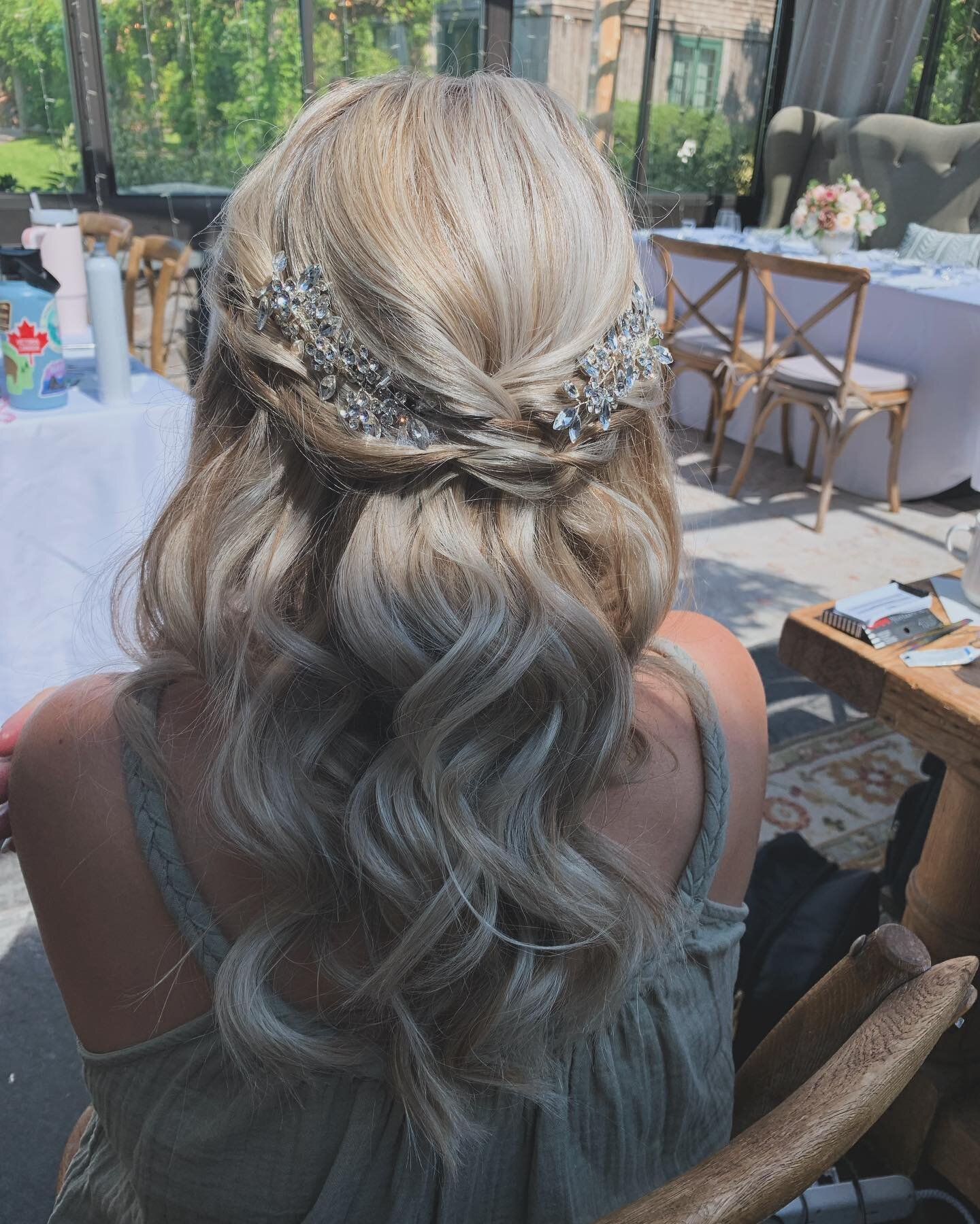 Holy Blonde ✨😍

Venue: @jedediahhawkinsinn 
Hair + Makeup: @sincerelysomethingborrowed

Everything about this style was perfect 🤩 

Hair color ✔️
Hair style ✔️
Hair piece ✔️

Our bride chose a beautiful natural makeup look as well 🤍

Sincerely Som