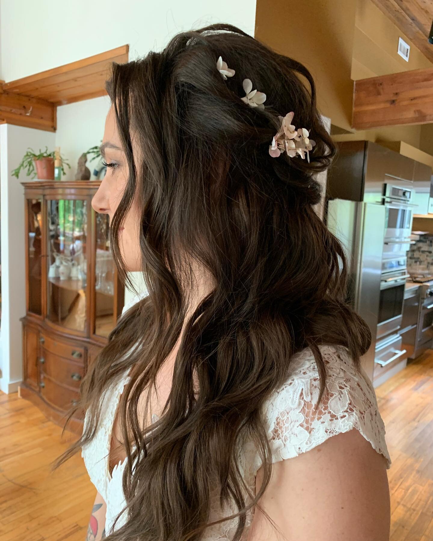 The Most Perfect Boho Hairstyle🌿 The pink hydrangeas are everything 🌸 🫶🏻 

Fresh florals are a great way to create a more romantic and ethereal hairstyle for your wedding day 💍 

Hair: @sincerelysomethingborrowed 
Venue: @thesurflodge 
Getting R
