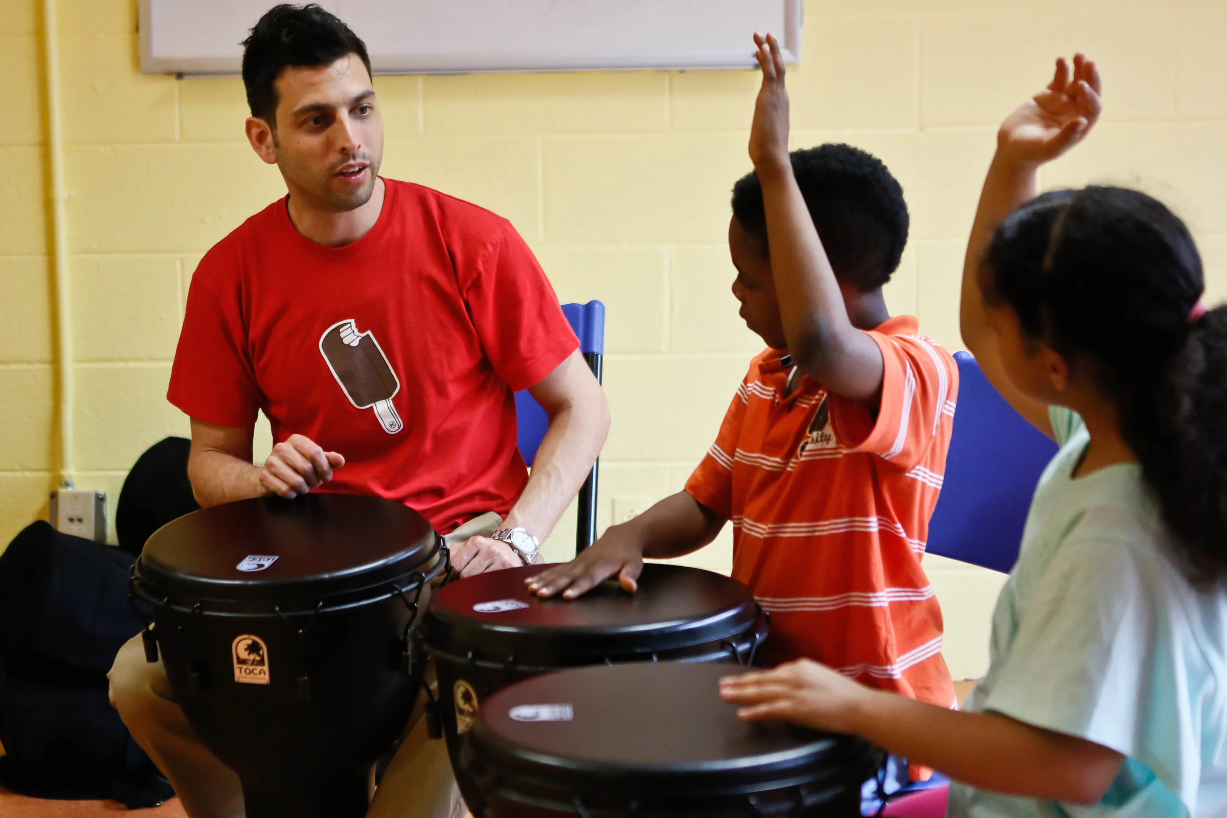 Local 802 member David Freeman with students at Arts to Grow, a nonprofit that provided after-school programming to under-served communities. Photo: Laura Foord