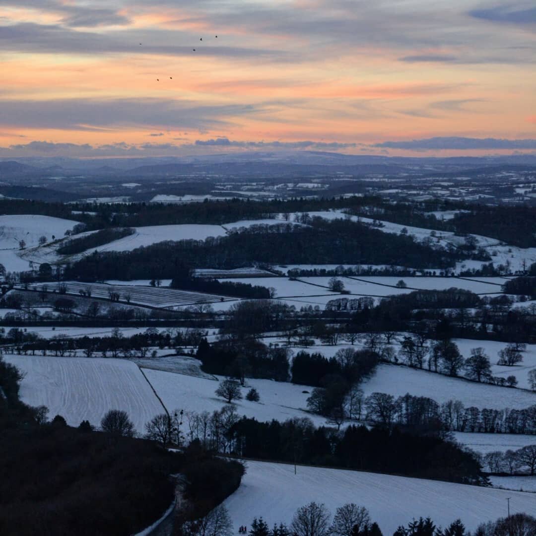 Yesterday's snowy sunset &nbsp;🌅 ❄
&bull;
#snowysunset #BritishCamp #Malvern #MalvernHills #lovewhereyoulive #hometownglory&nbsp;#sunsetstroll #winterwonderland