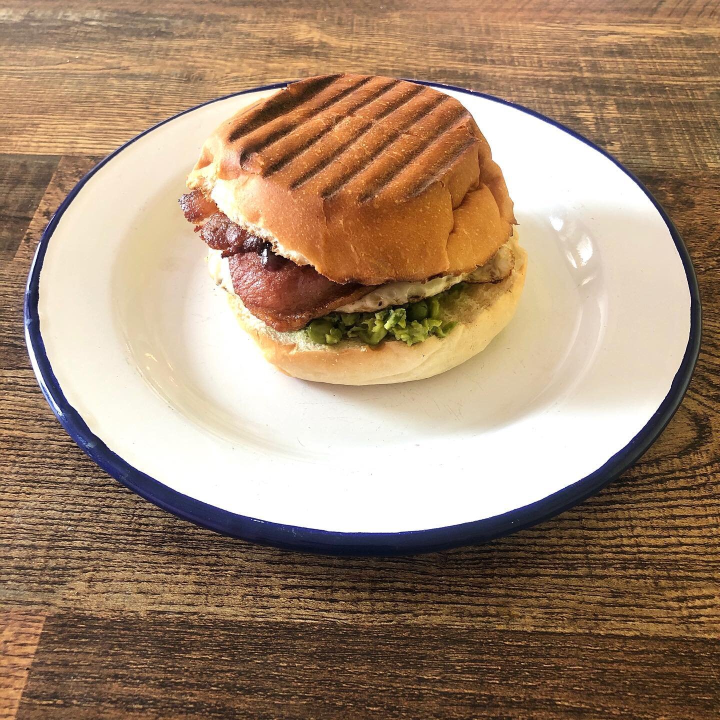 Peas in a bacon bap?!???? What!!!! #easypeasy #makepeasgreatagain #givepeasachance #pleasepeasme #peaspeastellmewhy #peaspeaseletmegetwhatiwant