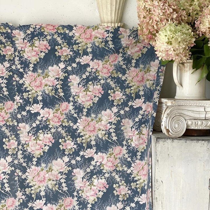 The photos of this fabric just don't do it justice! This is one of my favorite Art Nouveau prints... the movement of the pattern is just so graceful and sinuous, and there is just something about that blush pink against the slate blue... perfection!⁠