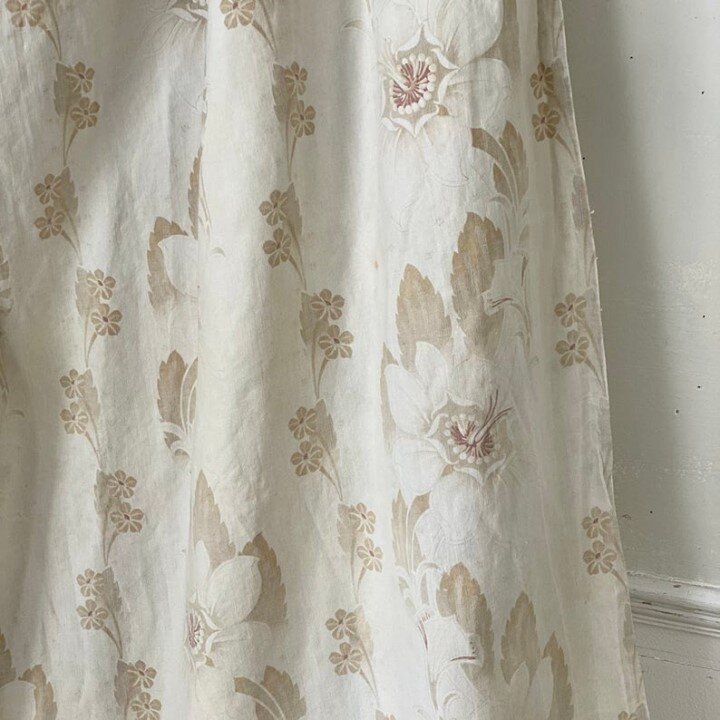 This antique curtain captured my heart - that perfectly faded Art Nouveau pattern is even more beautiful in those warm and delicate shades of grays and soft browns! ⁠
⁠
To view more photos of this textile and to purchase, please click the link in my 