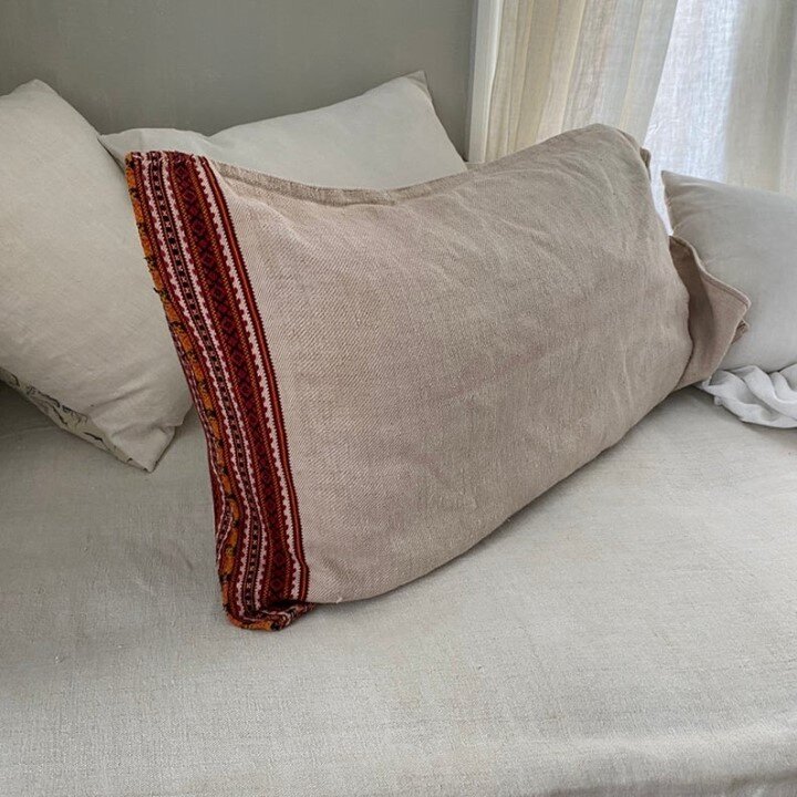 This handwoven hemp grain sack is so SOFT!! This beauty is Eastern European and dates to around the turn of the century... gorgeous twill weave, heavyweight, and those beautiful colored bands at the end are such a fantastic detail and splash of red! 