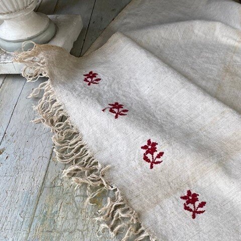 Ohhh, this is such a sweet one! This length of handwoven linen and cotton is the end of a large bolt, and is embroidered with these beautiful little red flowers... the signature of the person that wove it! ⁠
To view more photos of this textile and to