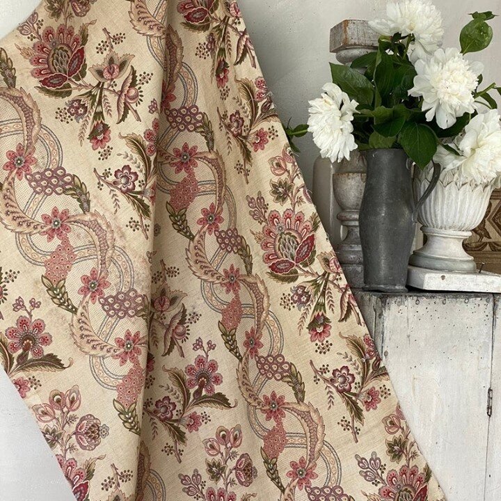 WOW - I am in love with the serpentine pattern on this incredible Indienne printed linen! This beautiful heavyweight fabric has so many gorgeous colors in it - I'm imagining it as a farmhouse kitchen curtain or perhaps on pillows in a country cottage