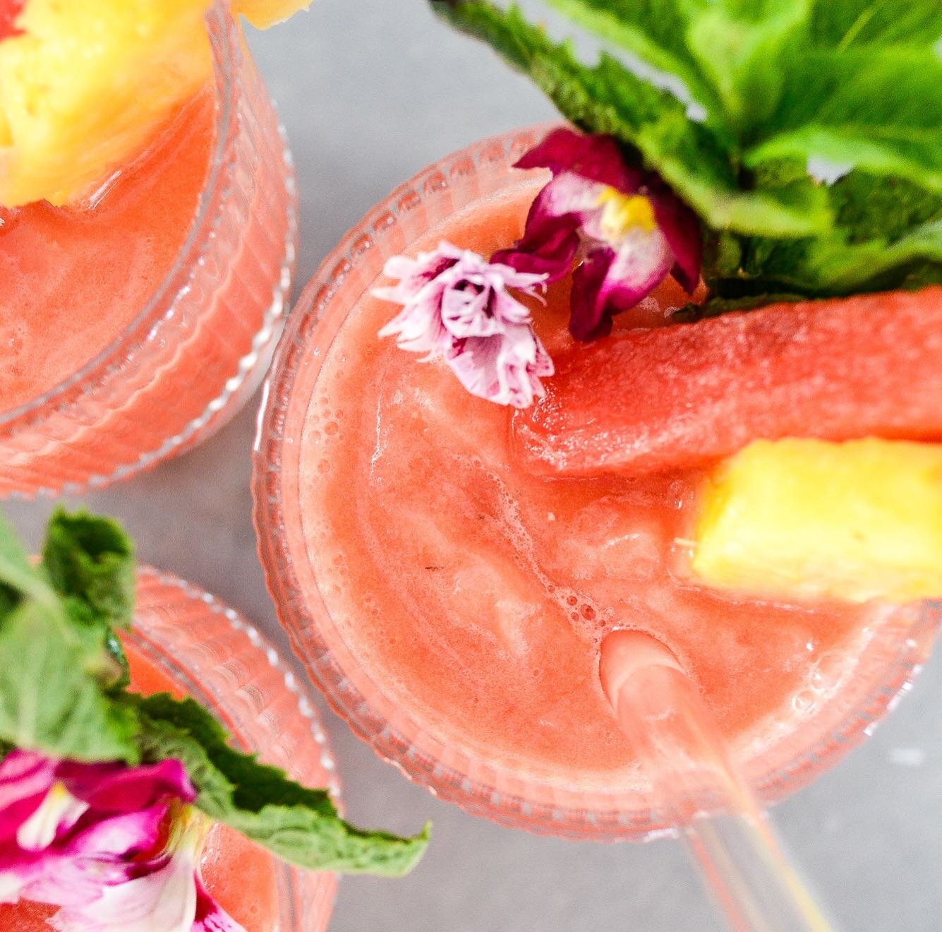 Watermelon Pineapple Slushie 

The ultimate hydrator for these for summer months 

🍉🍍🥥

Recipe link in bio

#naturalelectrolytes #naturesgatorade #slushie #healthy #hellowellnessnutrition