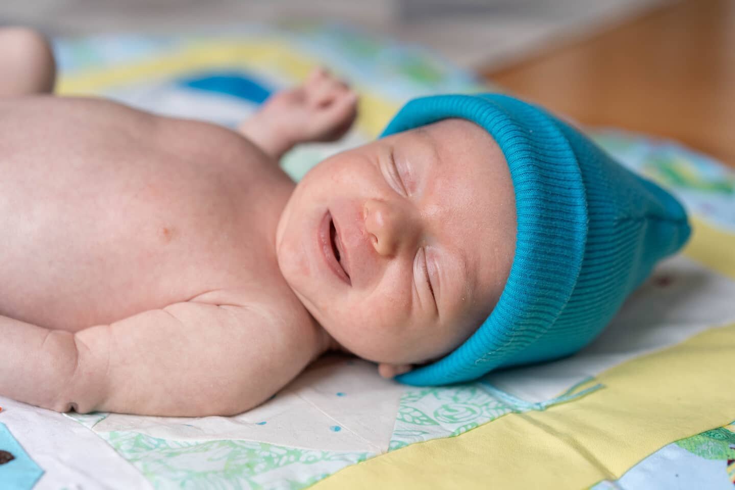 I LOVE when clients bring sentimental items to babys newborn session! This little guy is wearing his daddy's beanie from when he was a baby! And the blanket was made by family. 💙
.
.
.
#newbornphotography #documentyourdays #denverfamilyphotographer 