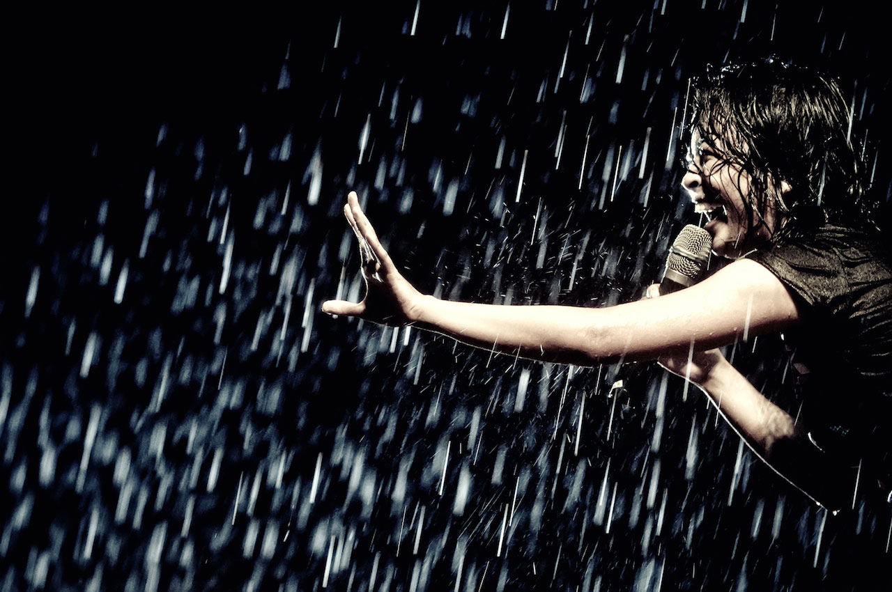 Пение под дождем. Девушка танцует под дождем. Поющие под дождем. Девушка поет под дождем. Девушка бежит под дождем.