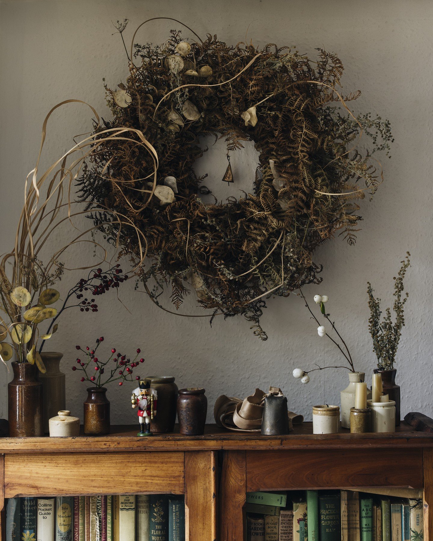 The season of wreaths. This one arrived all the way from Scotland and I can't take my eyes off it, those delicate dried bits. Julie even sent me some extra stems in case anything needed replacing after the wreath-travel but it was just perfect. Thank