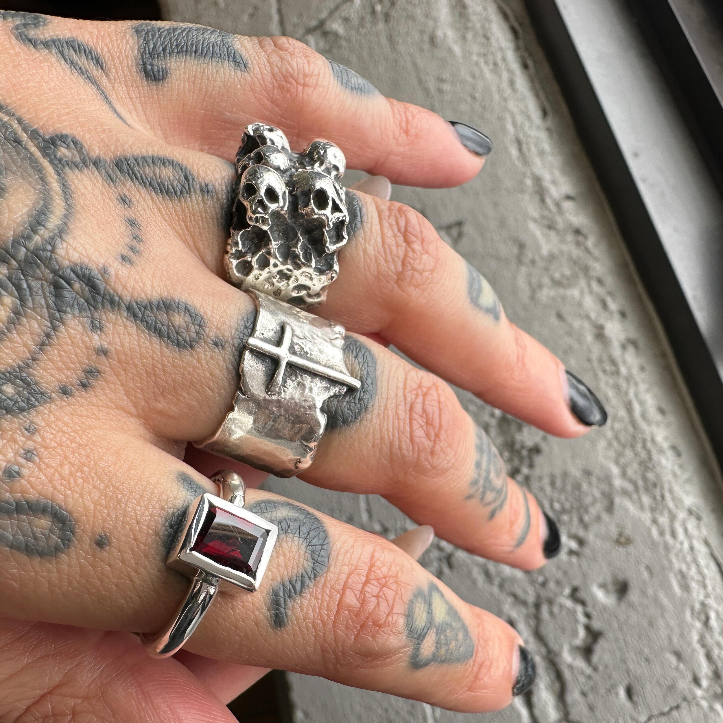 We feel so blessed to have wonderful clients 🖤🌹 thank you from the bottom of our hearts!

Here, Tania is wearing:
The Gardenia, The Mont-Royal &amp; her newly acquired 𝕭𝖑𝖔𝖔𝖉 𝕱𝖑𝖔𝖜 🩸 Garnet gemstone~~~ milles merci @la.punk 😘