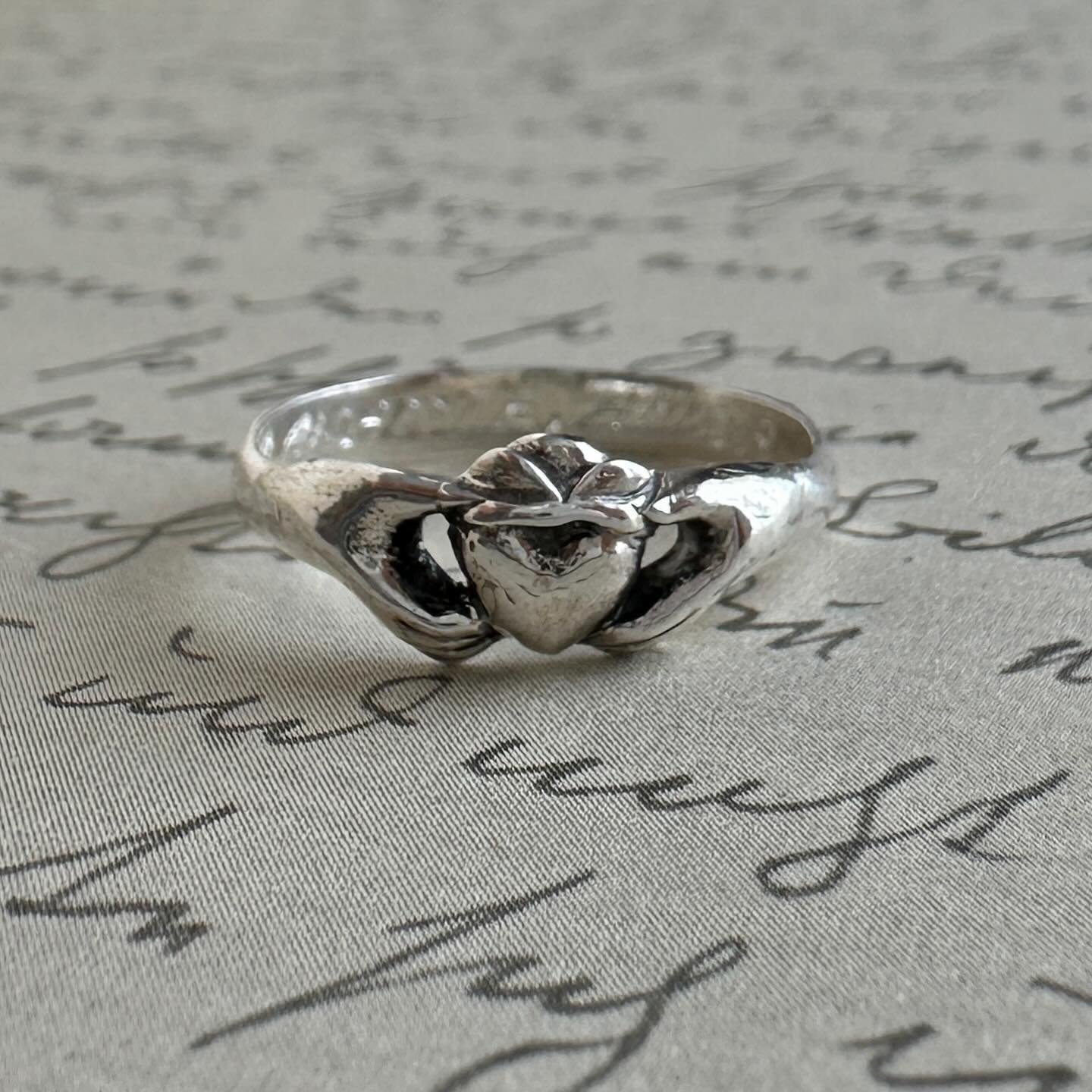 Classic Claddagh ring for Nathalie @nuevaeramtl to celebrate their anniversary 🎂💞 thank you for your trust 🥰

By yours truly,
BDJ xo

*note: this is a custom project.*