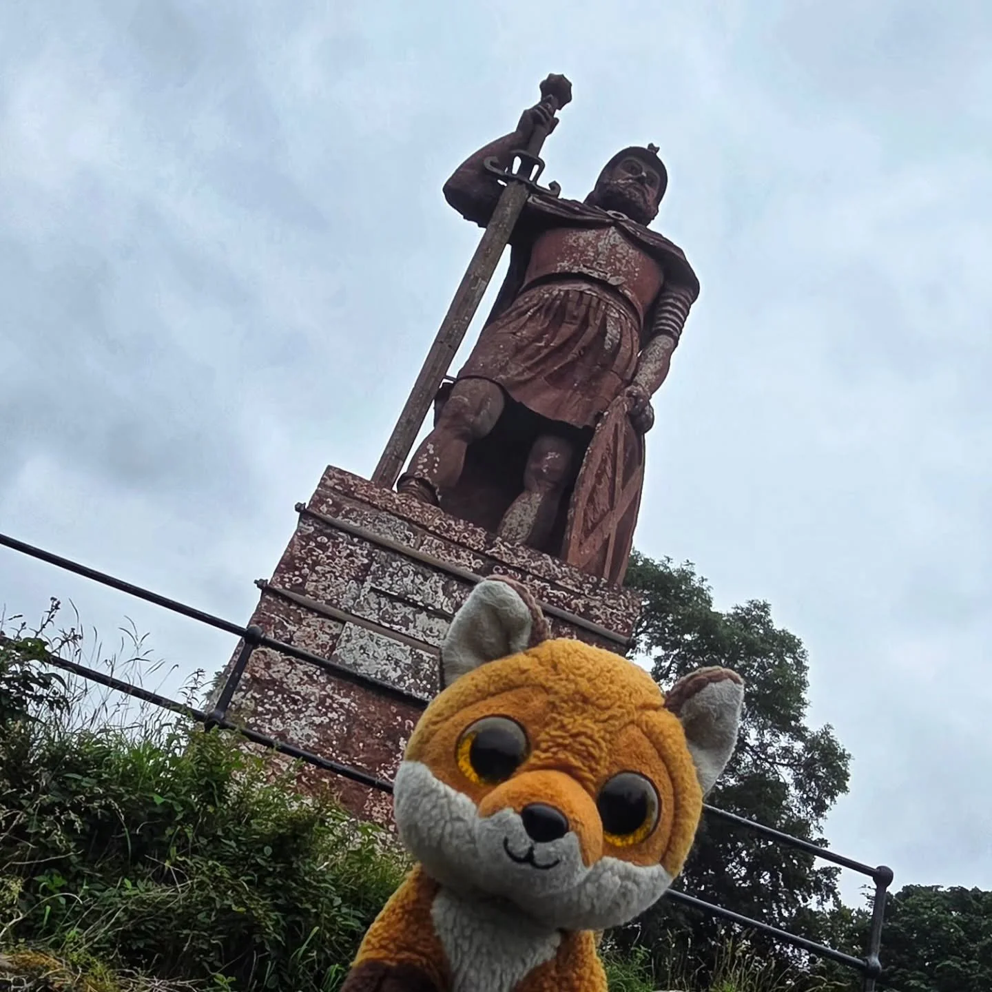 Wel worth the short hike to see this large statue of William Wallace in Bemersyde!
#Scotland #boarders #scottishhistory #history #williamwallace #braveheart #edinburgh #visitscotland #plushfun #plushiegram #spiritofscotland #plushiesofinstagram #hol