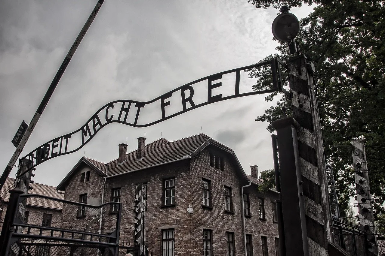 auschwitz-i-3671389_1280.jpg