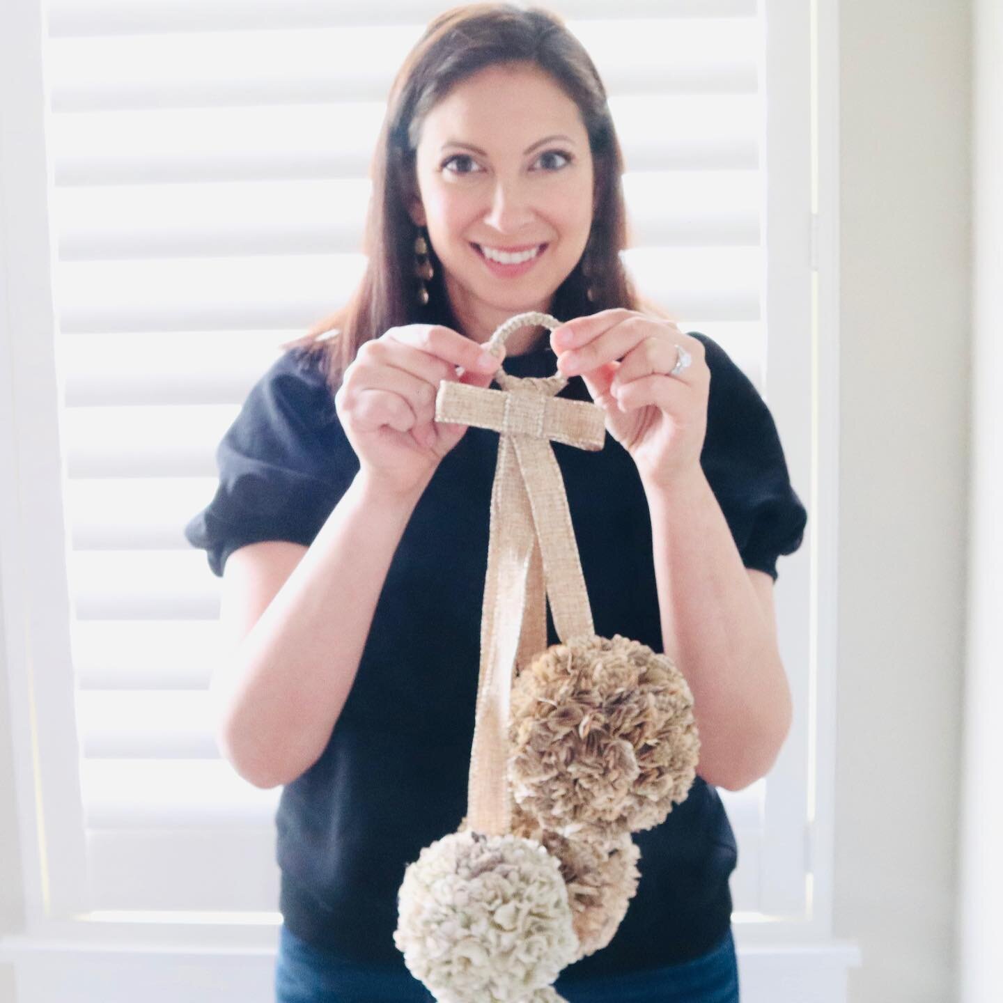 Today is the DIY Craft Tour #diycrafttour14l
I made this hydrangea floral swag out of some old paper and books and love the way it came out! Find the tutorial on my YouTube channel (Artsy Cupcake)
✂️
Make sure to check out the tour hosts
@heidisonbou