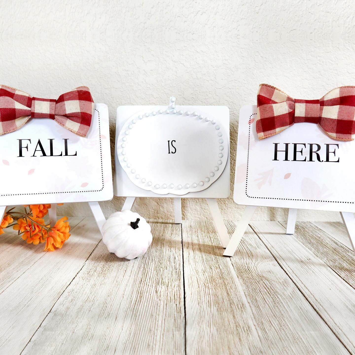 🍁 My cheerful little Fall display made with @dollartree goodies! That maroon buffalo check ribbon was a find - the last one at my store!
⁣⁣⁣⁣⁣⁣⁣⁣⁣⁣⁣⁣
⤴️ 𝐈 𝐝𝐨 𝐜𝐫𝐚𝐟𝐭𝐬 𝐚𝐧𝐝 𝐡𝐨𝐦𝐞 𝐝𝐞𝐜𝐨𝐫 𝐨𝐧 𝐘𝐨𝐮𝐓𝐮𝐛𝐞. 𝐋𝐢𝐧𝐤 𝐢𝐧 𝐛𝐢𝐨! ⁣⁣⁣⁣⁣