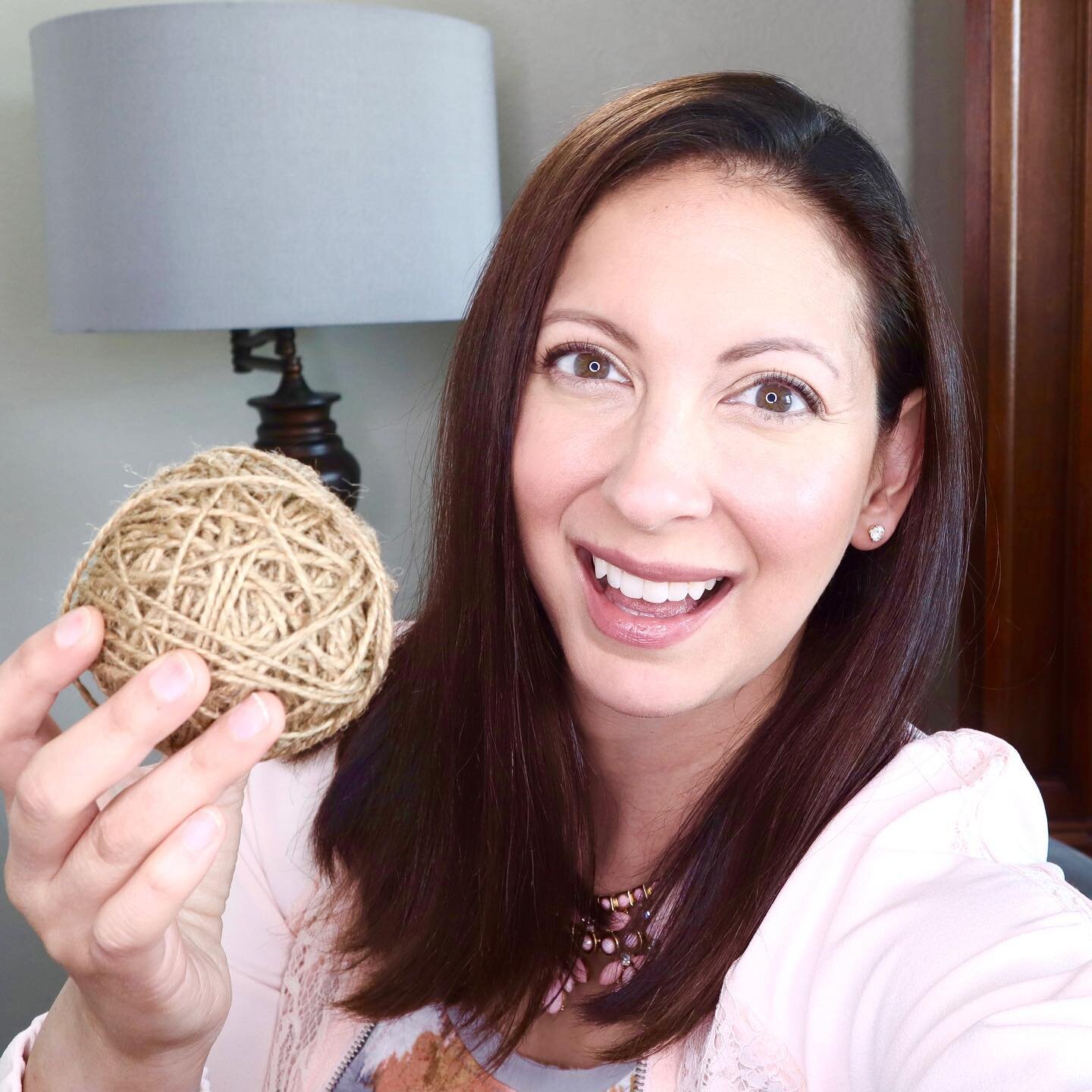 👉🏼 Swipe to see all 6 ways I made these twine balls. They look so nice in a bowl together or as filler for those empty spots on your bookshelves. The link to the tutorial is in my bio!⁣
⁣⁣⁣⁣⁣⁣⁣⁣⁣⁣⁣⁣⁣⁣
⤴️ 𝐈 𝐝𝐨 𝐜𝐫𝐚𝐟𝐭𝐬 𝐚𝐧𝐝 𝐡𝐨𝐦𝐞 𝐝𝐞𝐜?